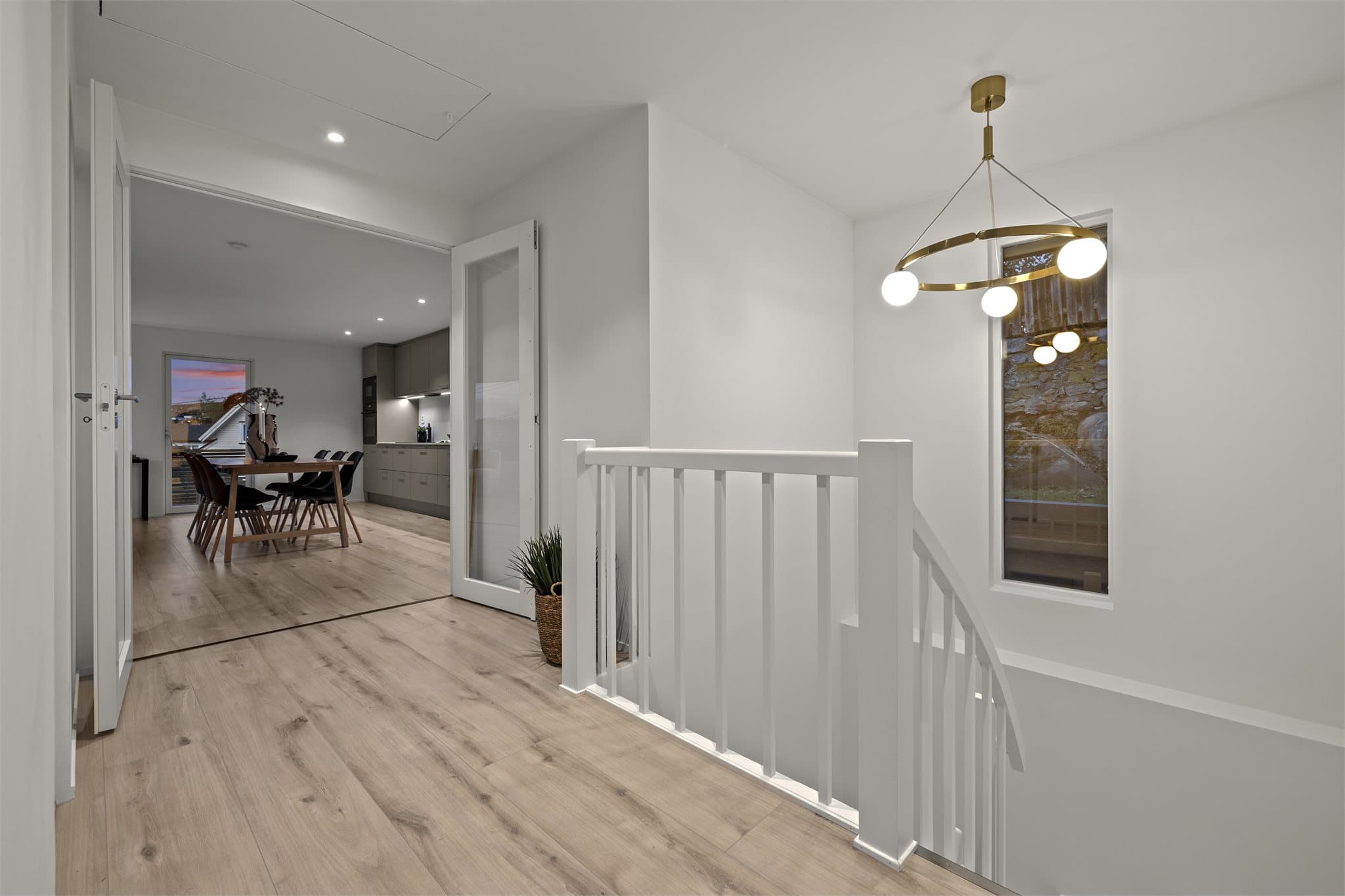 - Lyst og luftig trapperom som binder etasjene sammen -