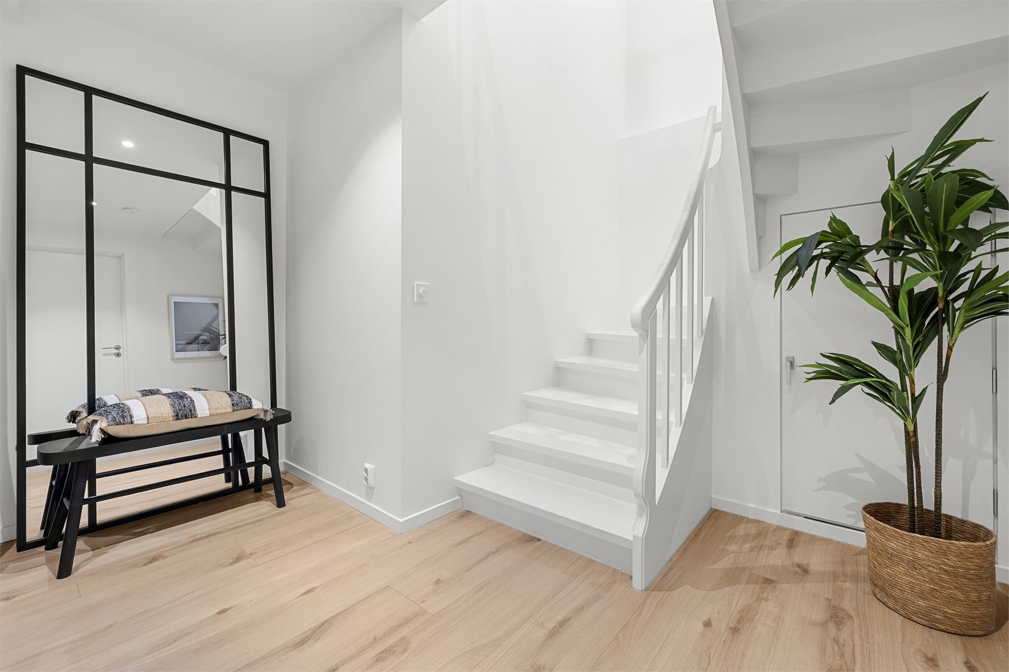 - God plass til garderobeløsninger - smart lagringsløsning under trapp -