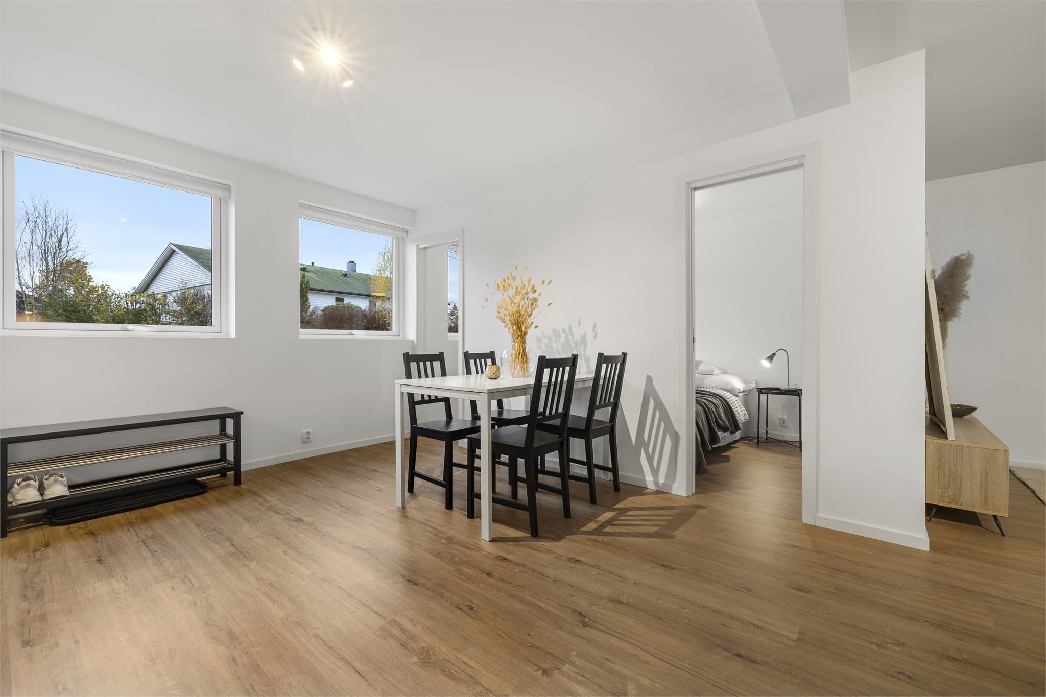 - Stue i hybel med plass til spisegruppe -