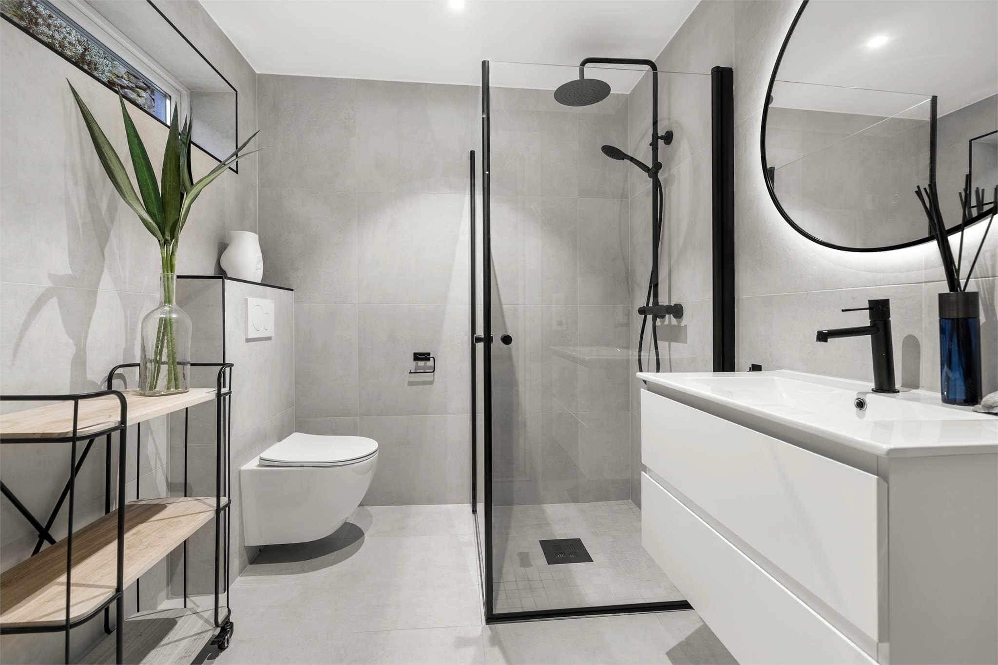 - Nyoppusset bad med moderne innredning og varmekabler -