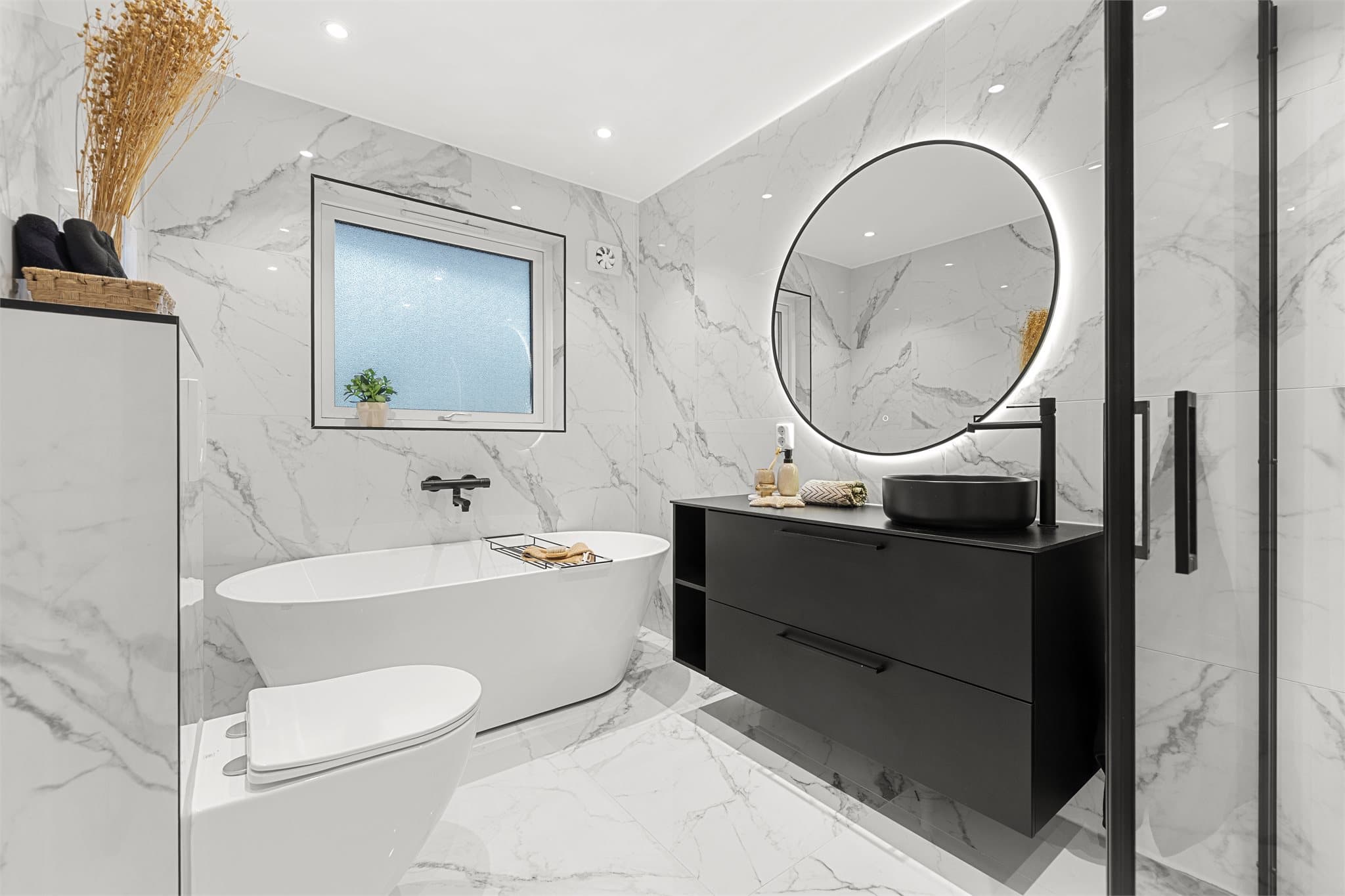 - Flislagte overflater, varmekabler og moderne belysning -