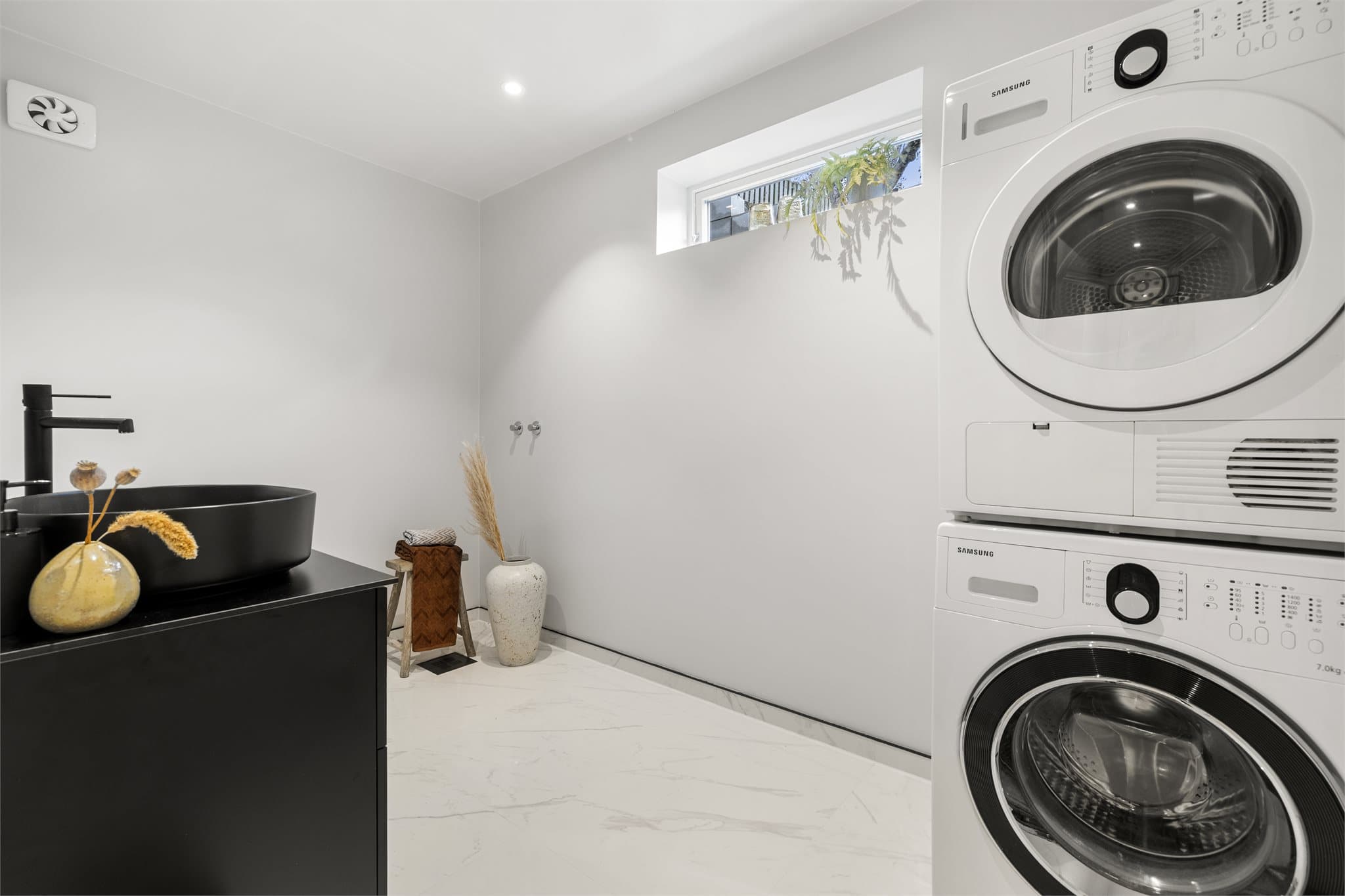 - Romslig vaskerom med mulighet for dusj -