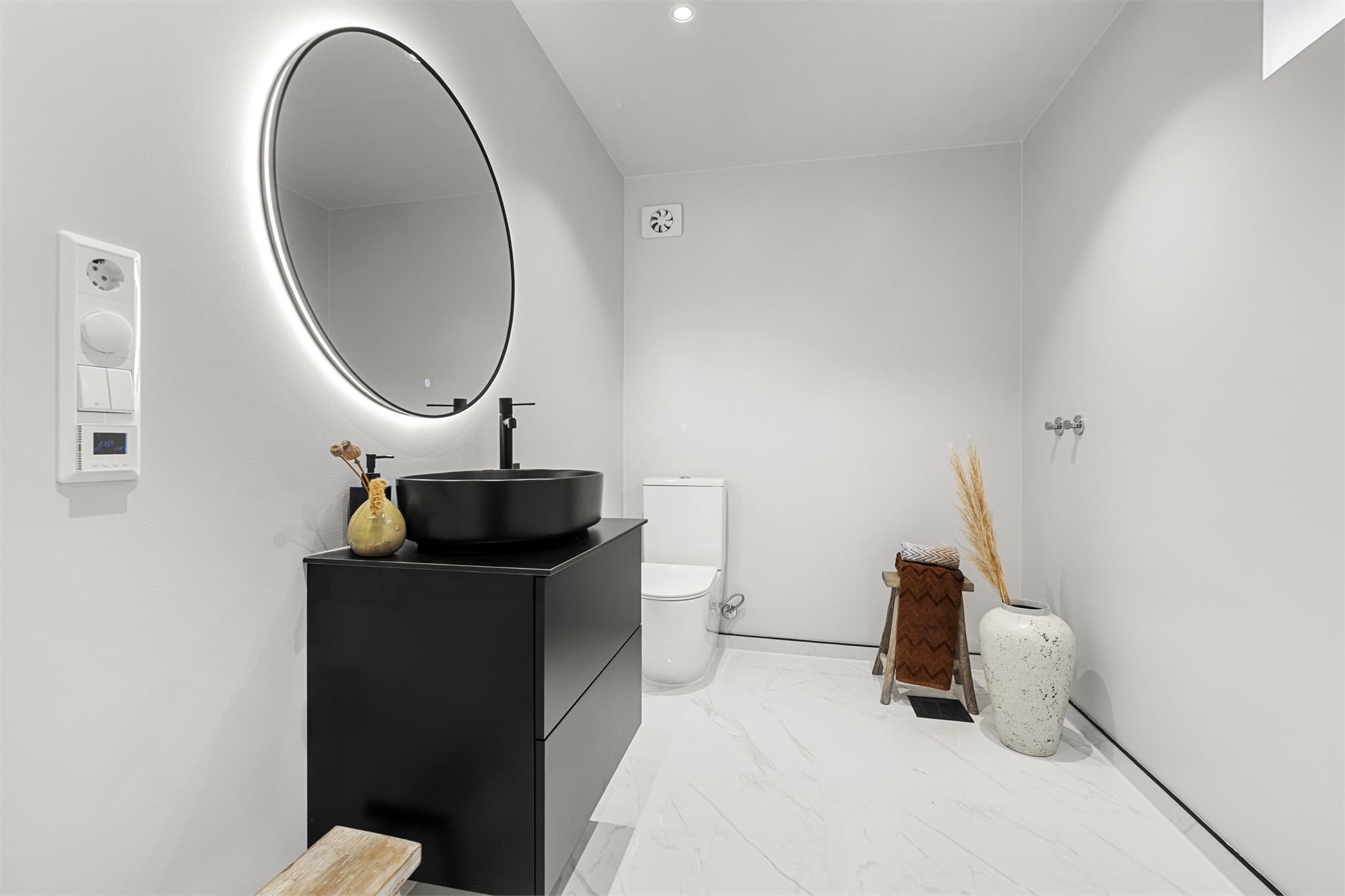 - Praktisk vaskeromsdel med plass til vaskemaskin og tørketrommel -