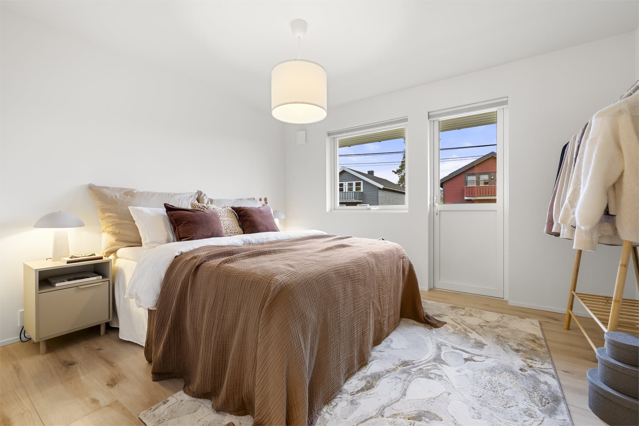 - Hovedsoverom med utgang til balkong i 2.etasje -