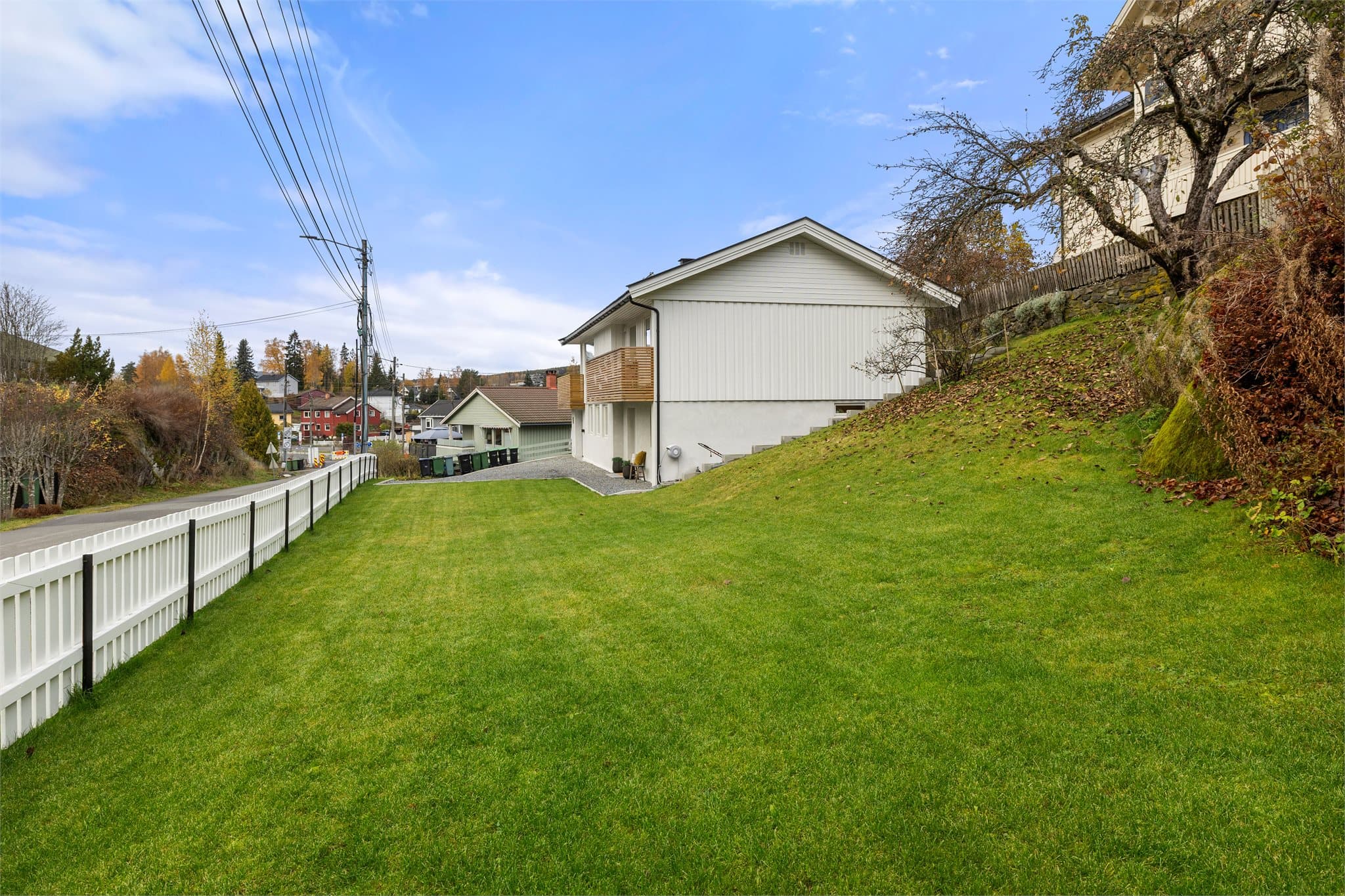 - Stor gressplen med mange muligheter for aktive barn -