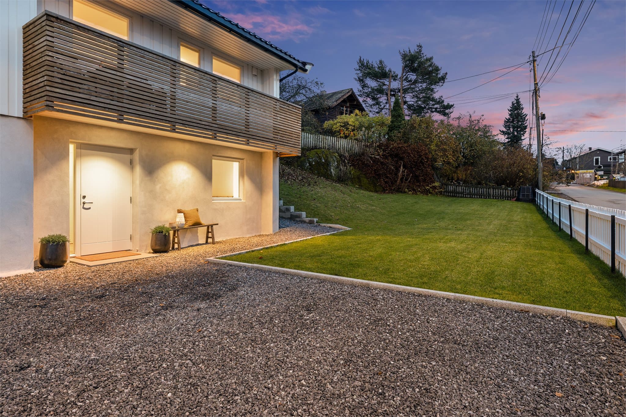 - Opparbeidet tomt med plen -