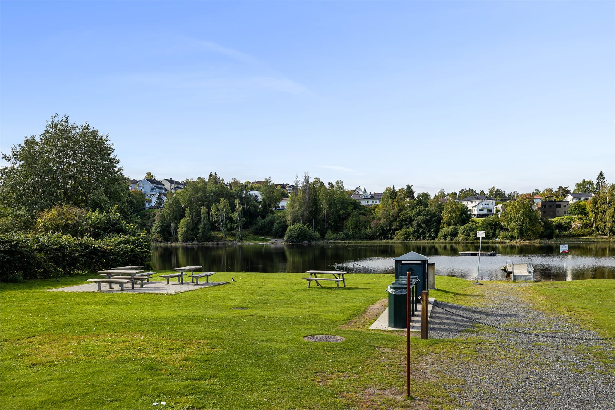 - Gode fasiliteter på badeplass, som gjevnlig vedlikeholdes av kommunen -