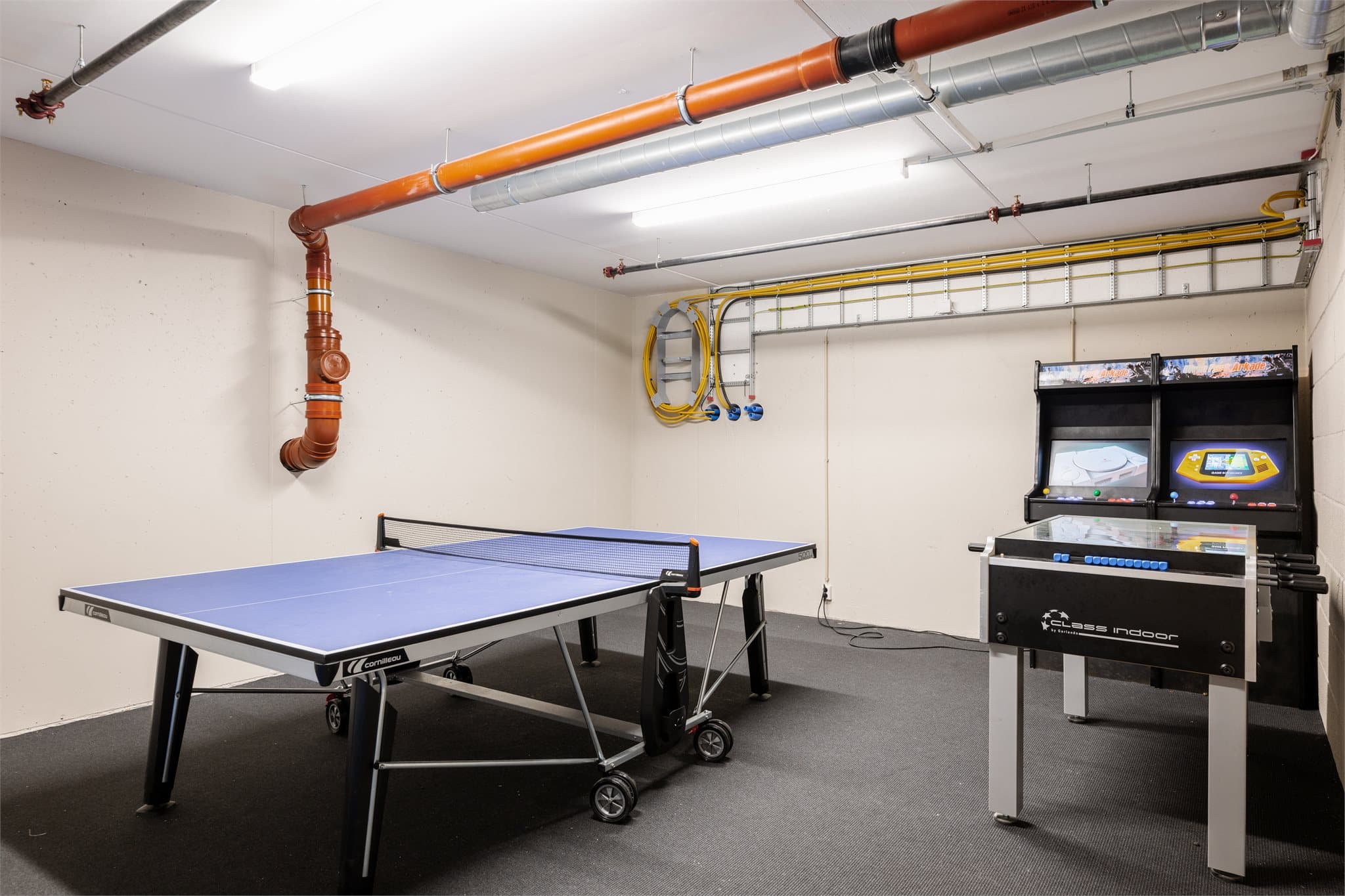 To spillrom, ett med bordtennis og fussball, er tilgjengelig for beboerne.