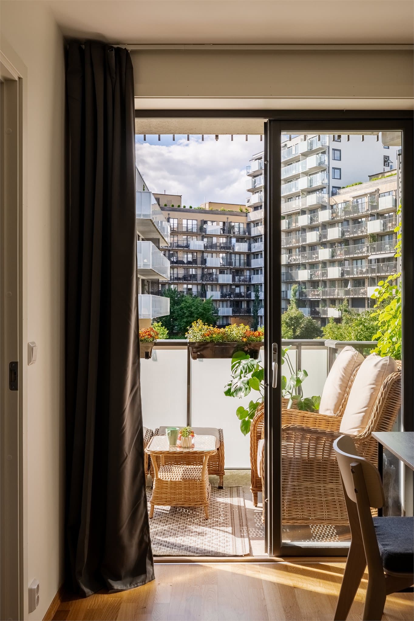 Skyvedør i glass fra stuen visker ut skillet mellom inne og ute.