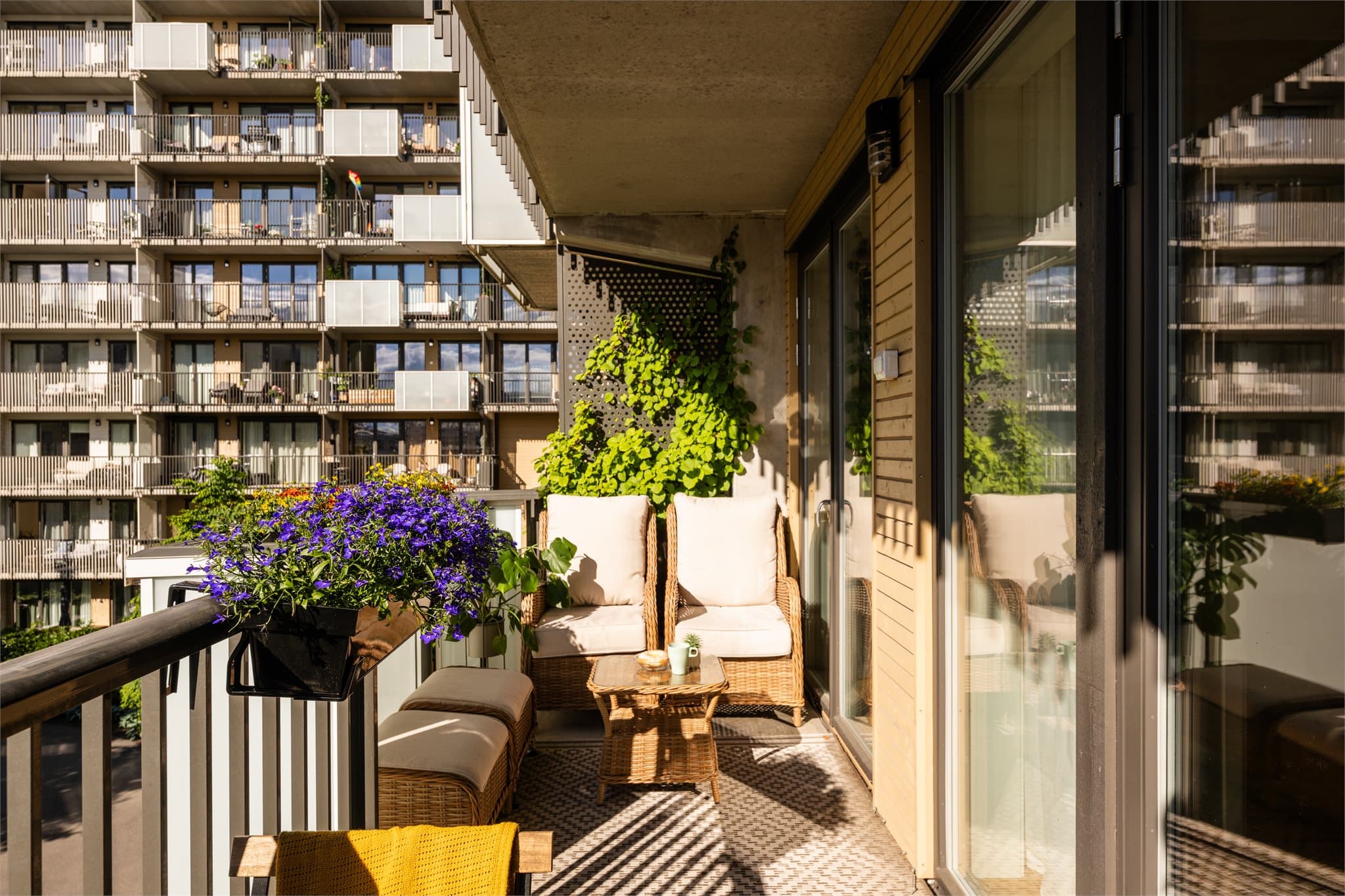 Balkongen vender inn mot det skjermede og pent opparbeidede gårdsrommet.