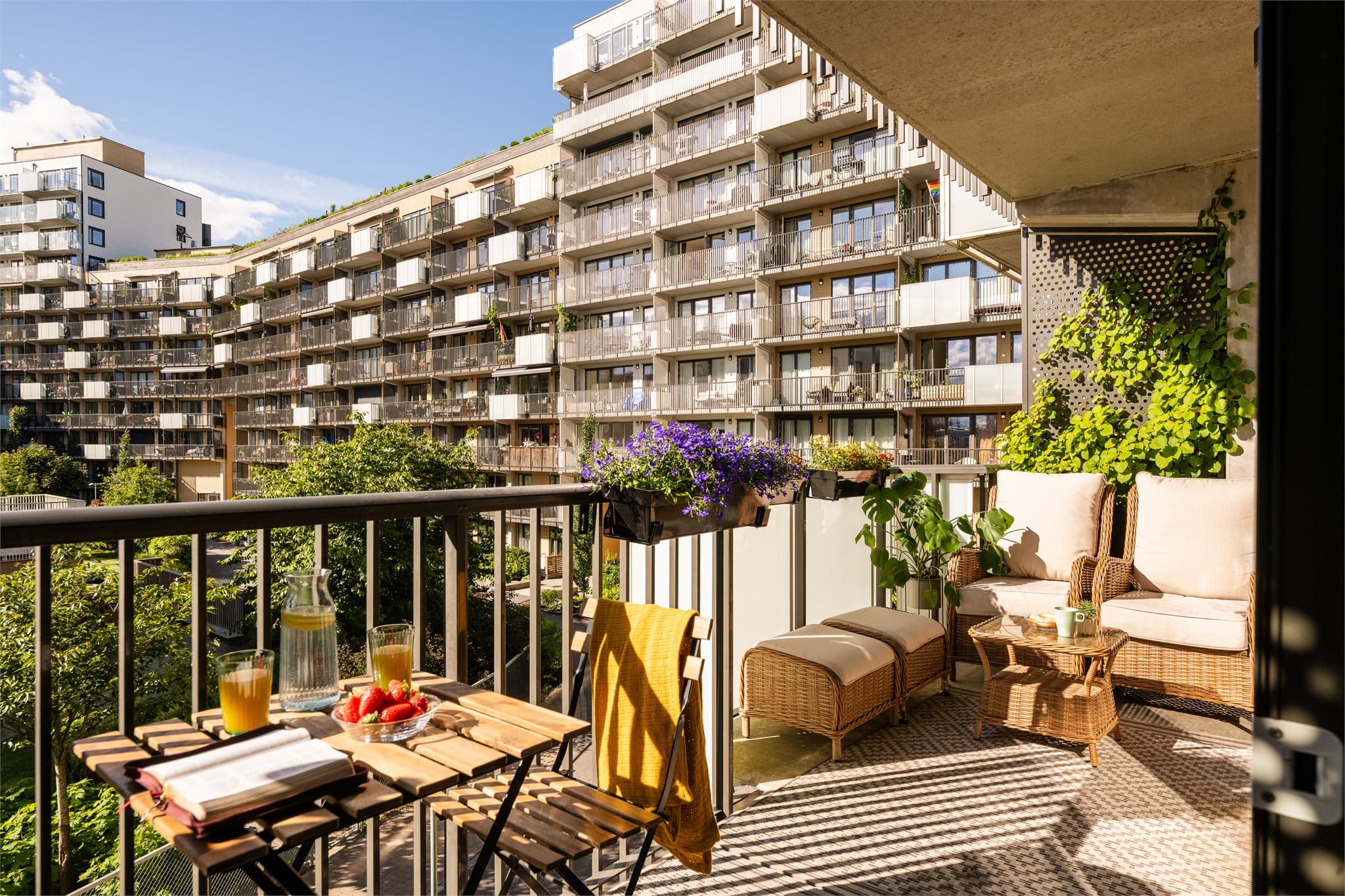 Romslig balkong med plass til både spiseplass og en hyggelig loungegruppe.