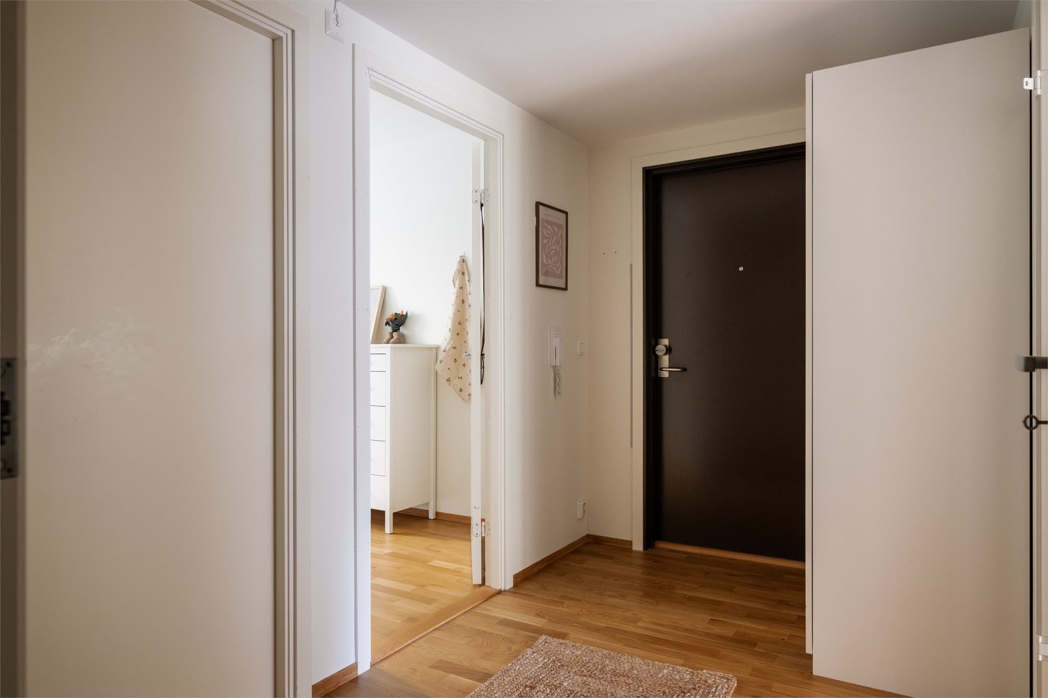 Praktisk entré med stort garderobeskap for både klær og sko.