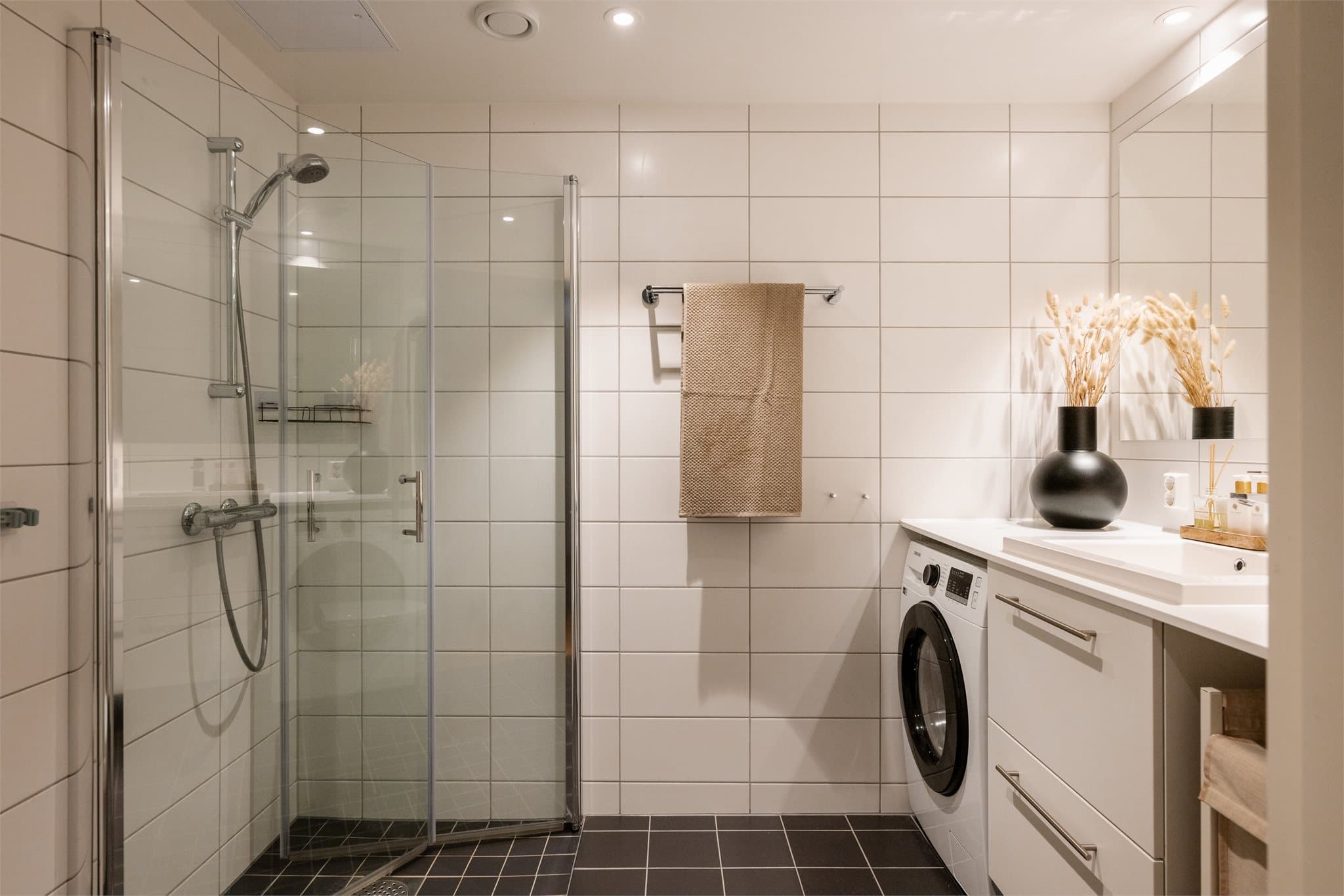 Helfliset bad med vannbåren gulvvarme og downlights i himling.