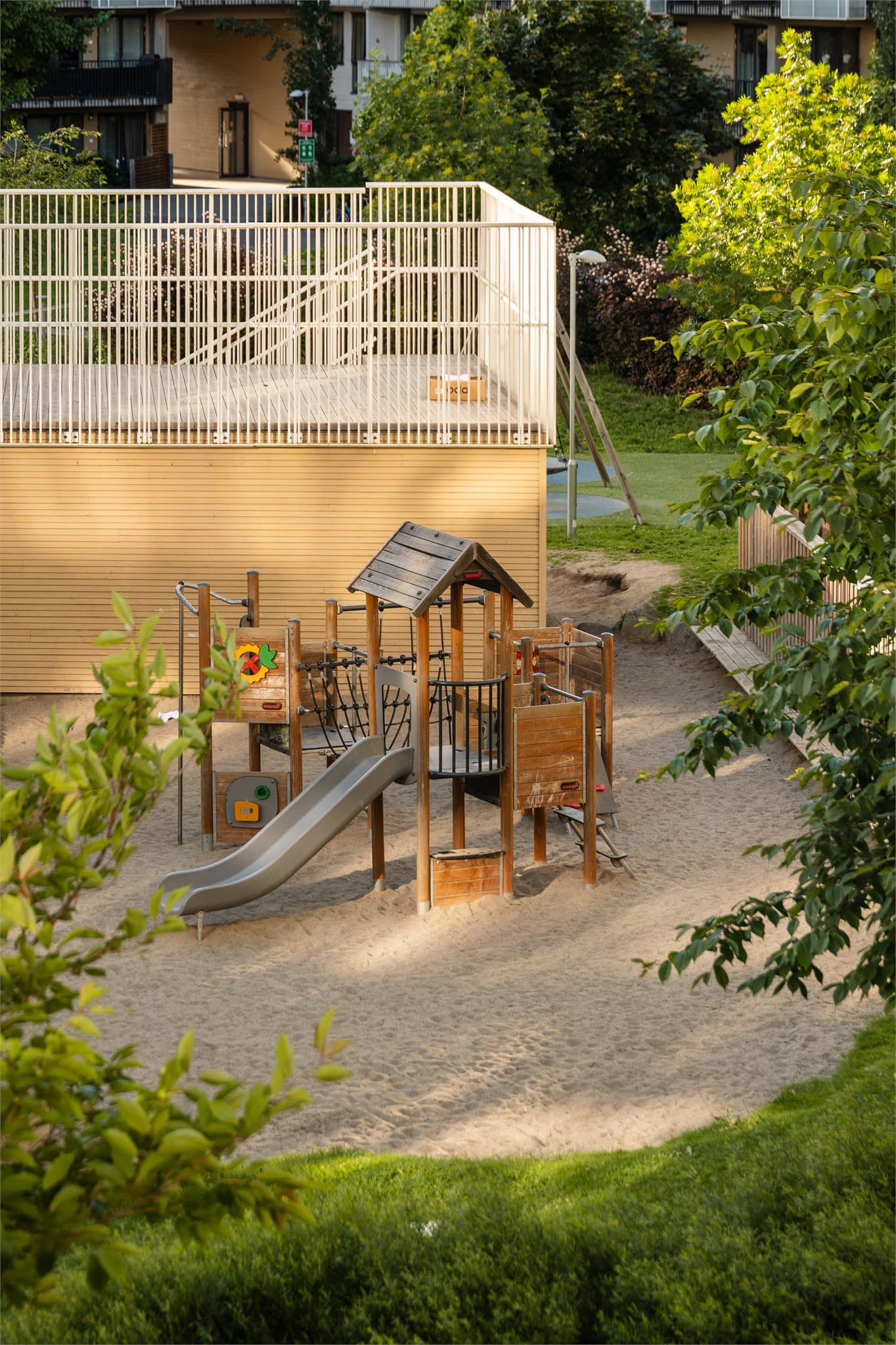 Barnevennlig område med flere lekeplasser rett utenfor døren.