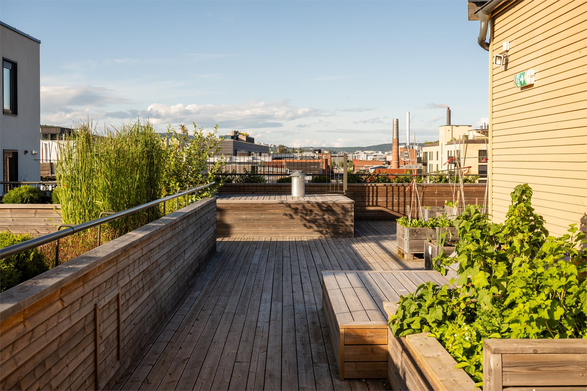 Borettslaget har flere felles takterrasser med sittegrupper og plantekasser.
