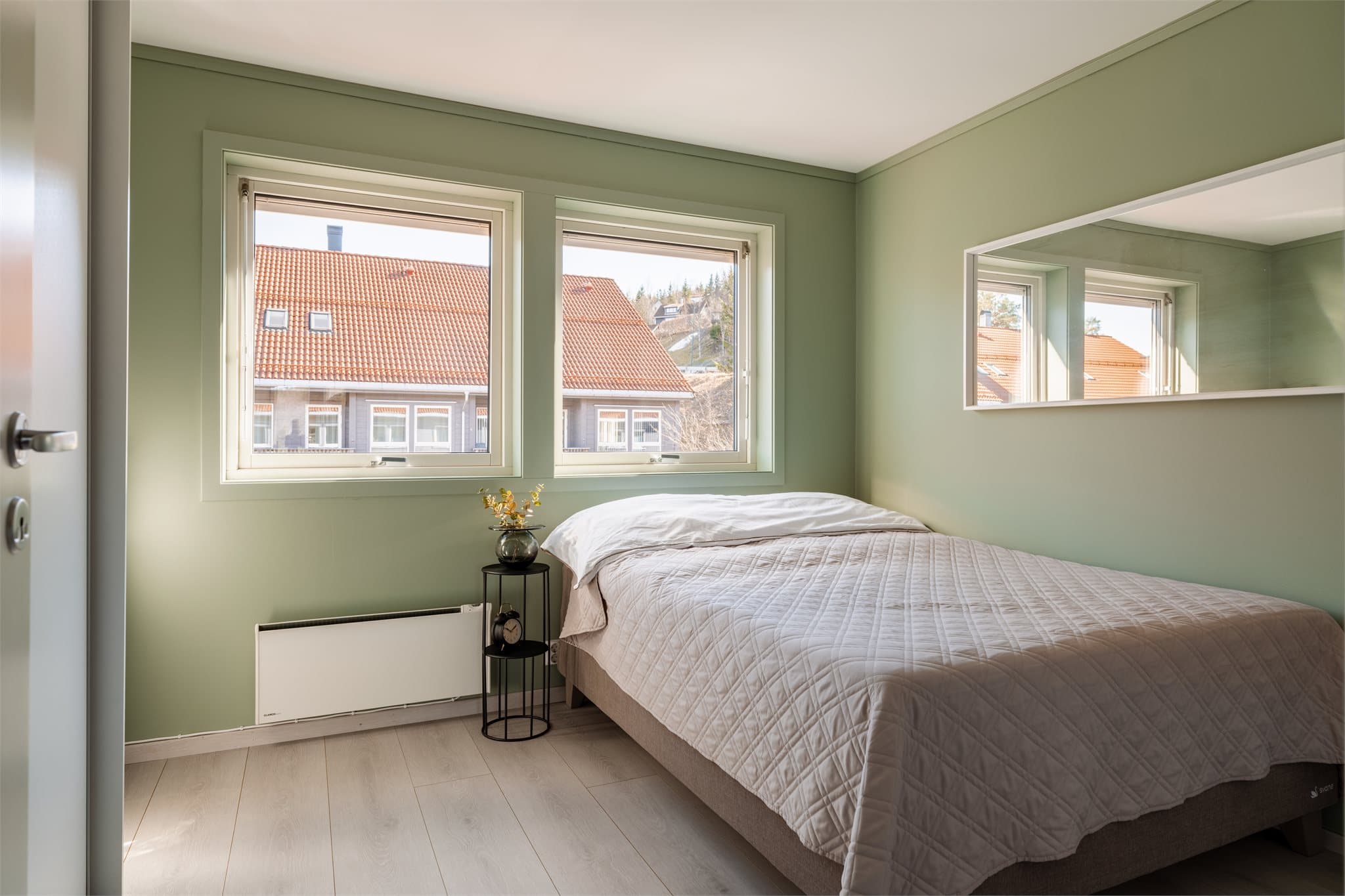 Det 4. soverommet i andre etasje er også av generøs størrelse med plass til dobbeltseng.