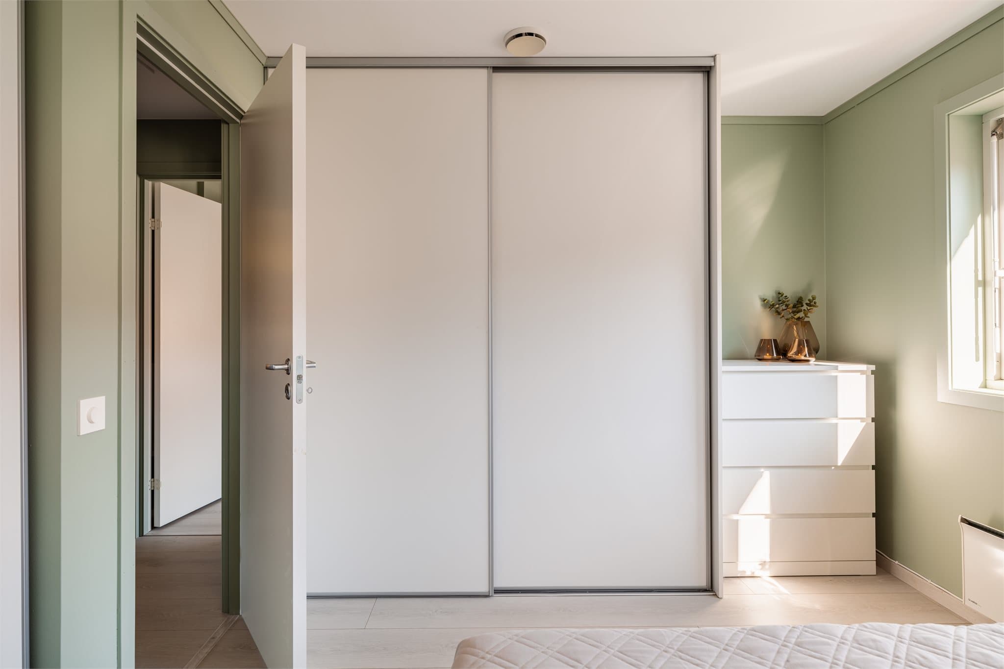 God plass til oppbevaring i garderobeløsning med skyvedører.