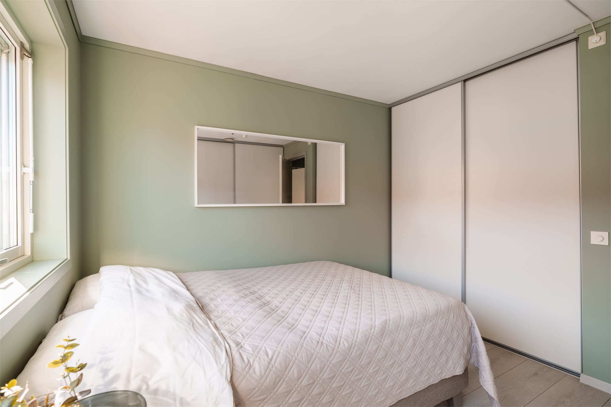 Soverommet har nylig malte overflater og vinduer med isolerglass fra 2011. Dette gjelder samtlige av soverommene.