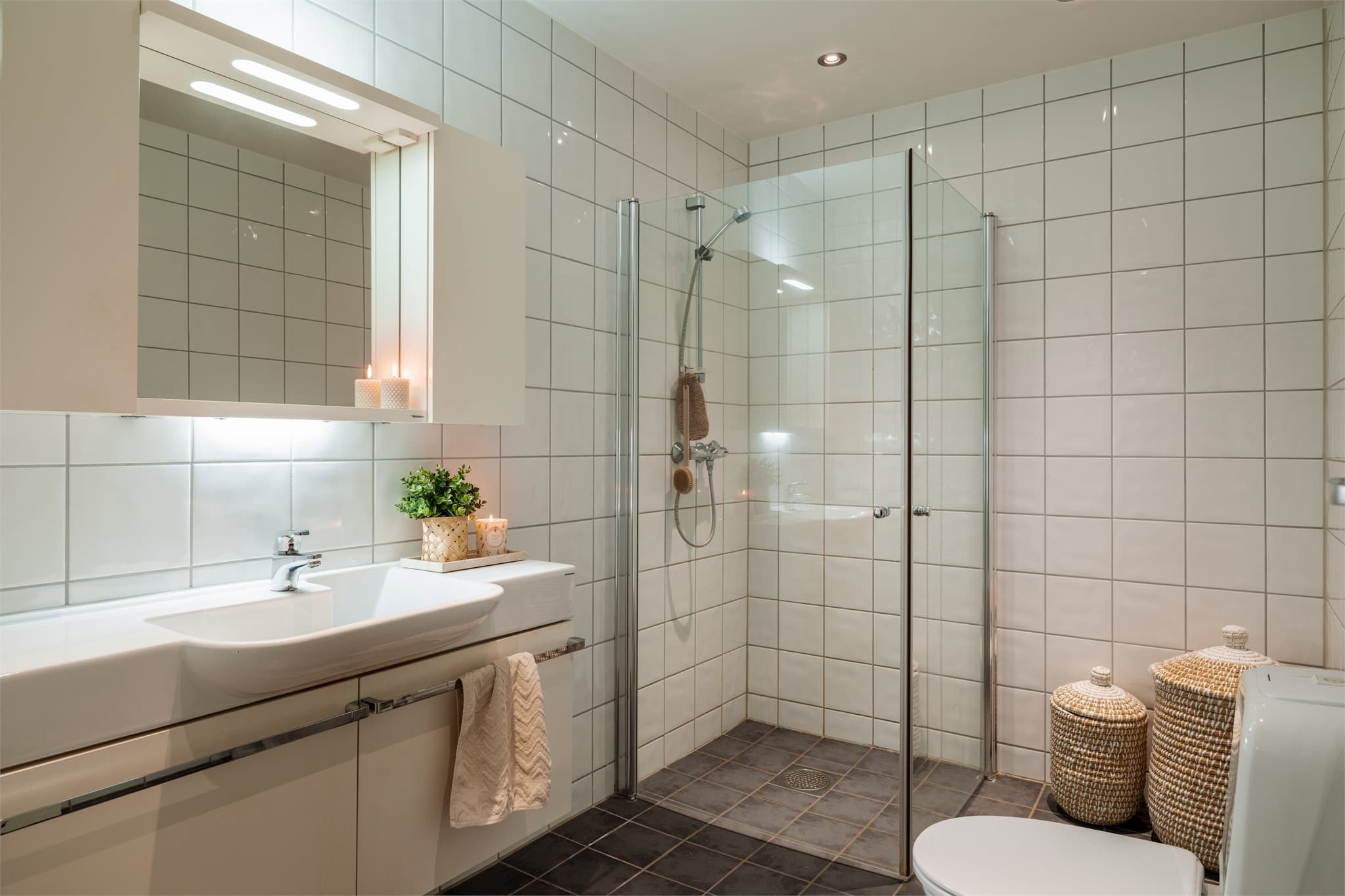 Badet i andre etasje er fra byggeåret 2012, med flislagt gulv og vegger, og dusjhjørne.