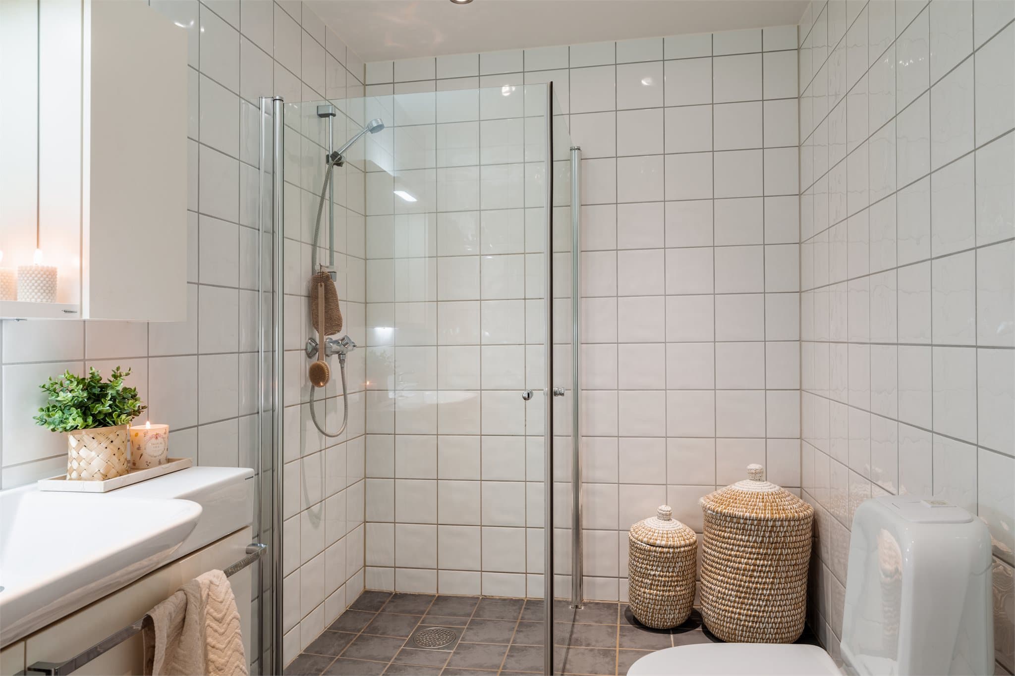 Det er varmekabler i gulvene og downlights i himlingen.