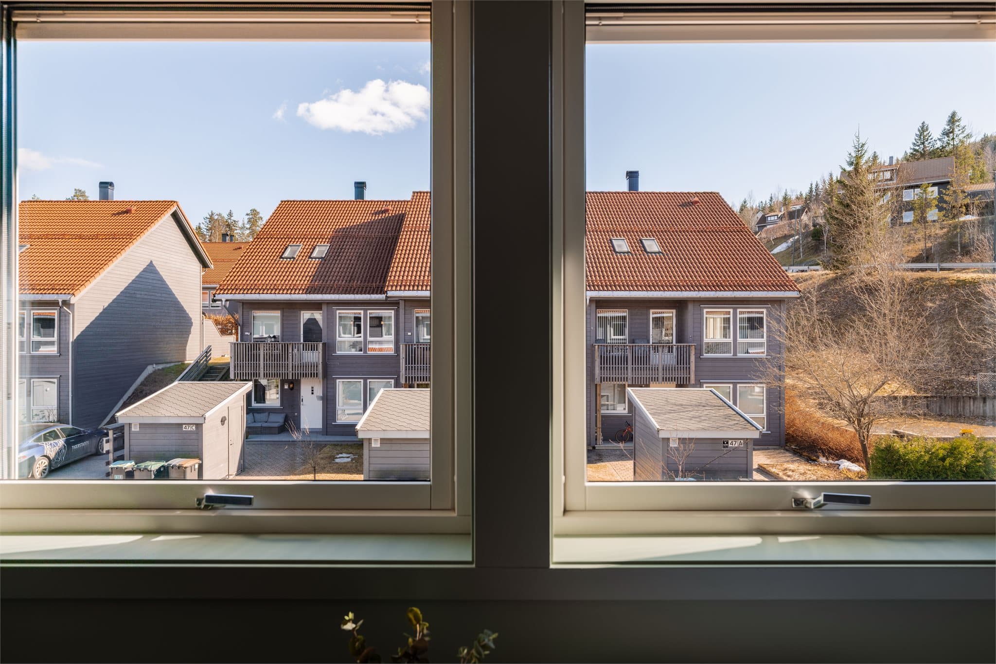 Utsyn over et rolig og etablert nabolag og soverommet har utvendig solskjerming.