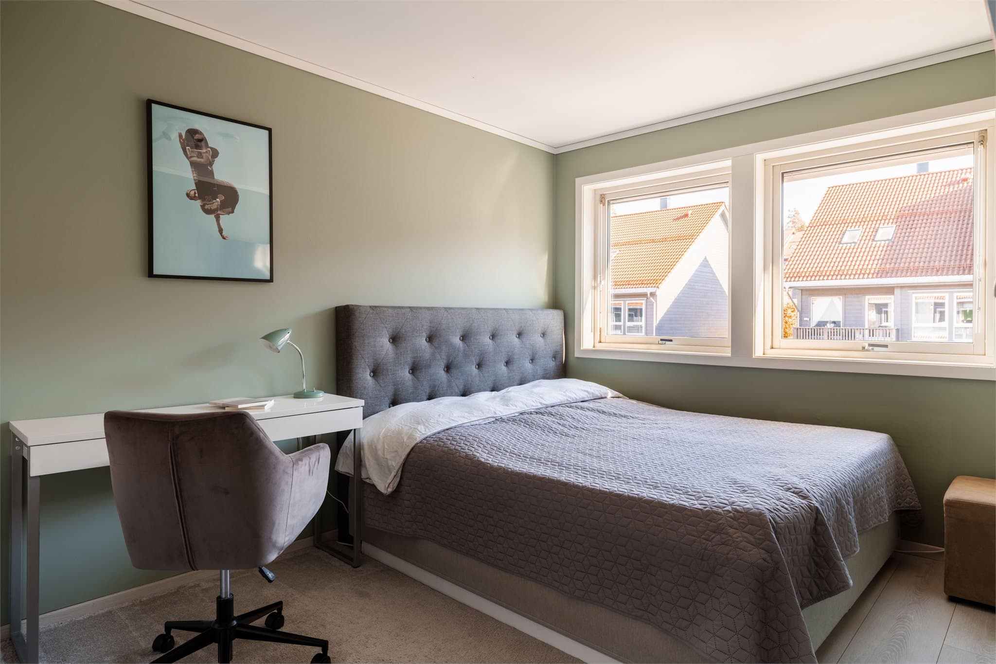 Soverom nr. 3. Et lyst og romslig soverom som enkelt kan innredes som barnerom, gjesterom eller kontor.