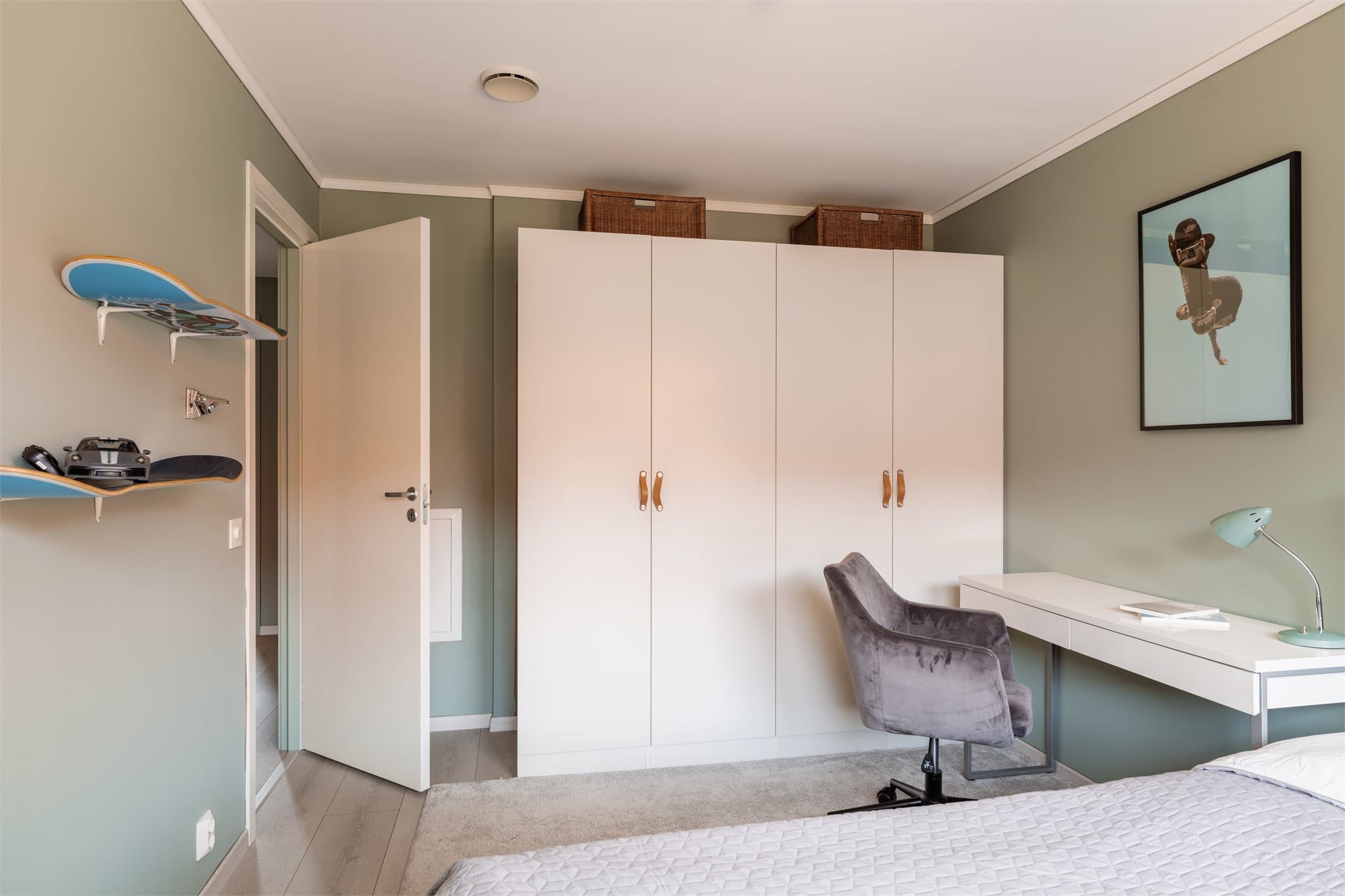 Rommet har god plass til både seng, skrivepult og garderobeskap.