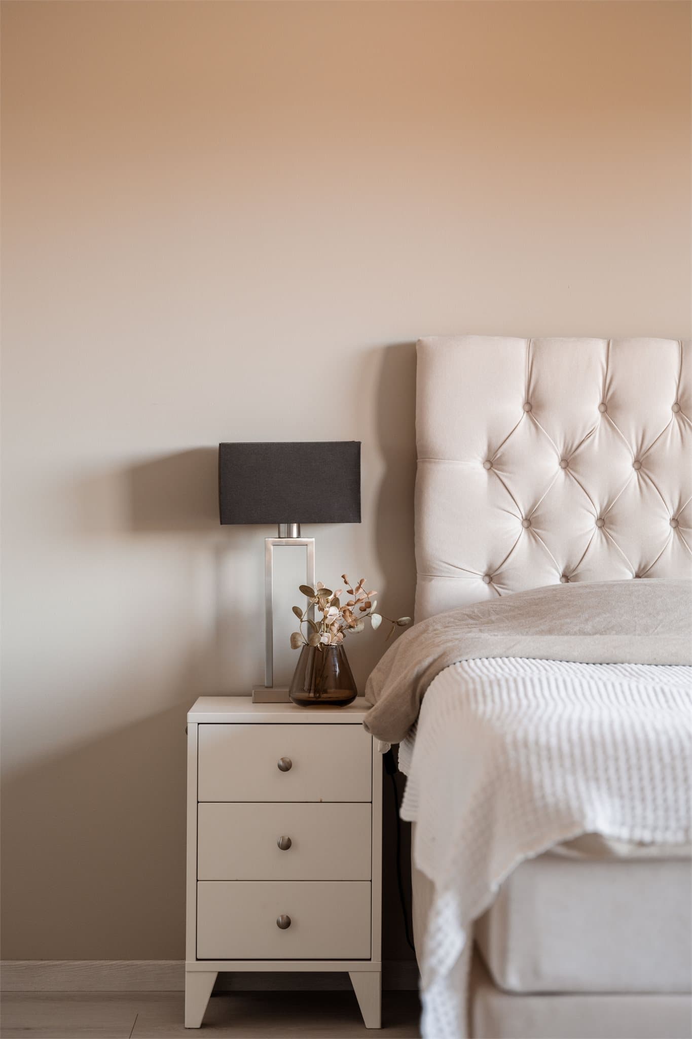 Hovedsoverommet ble malt i 2025 i lekre toner.