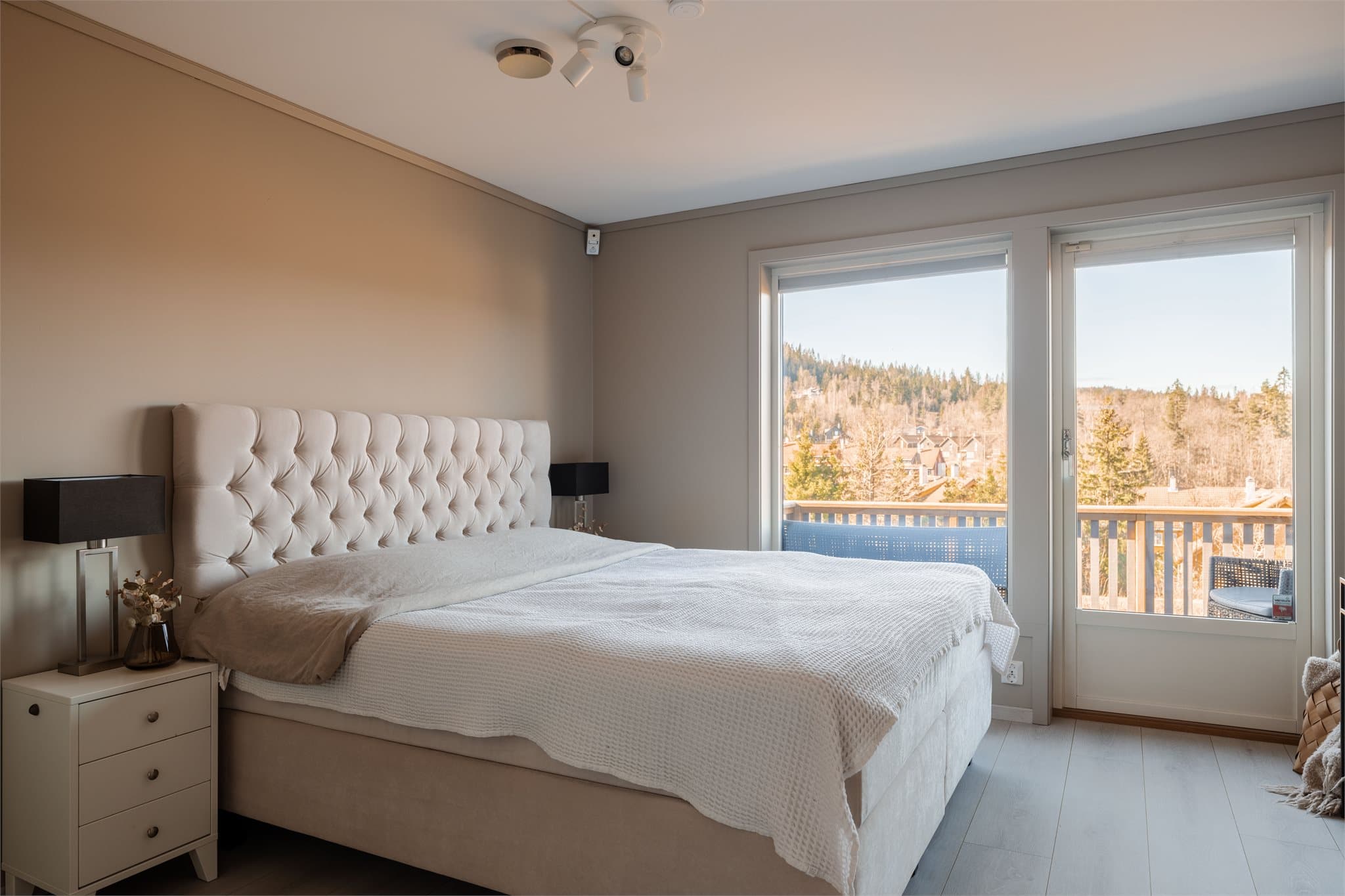 Hovedsoverommet er lyst og innbydende, med god plass til dobbeltseng og nattbordsmøblement.