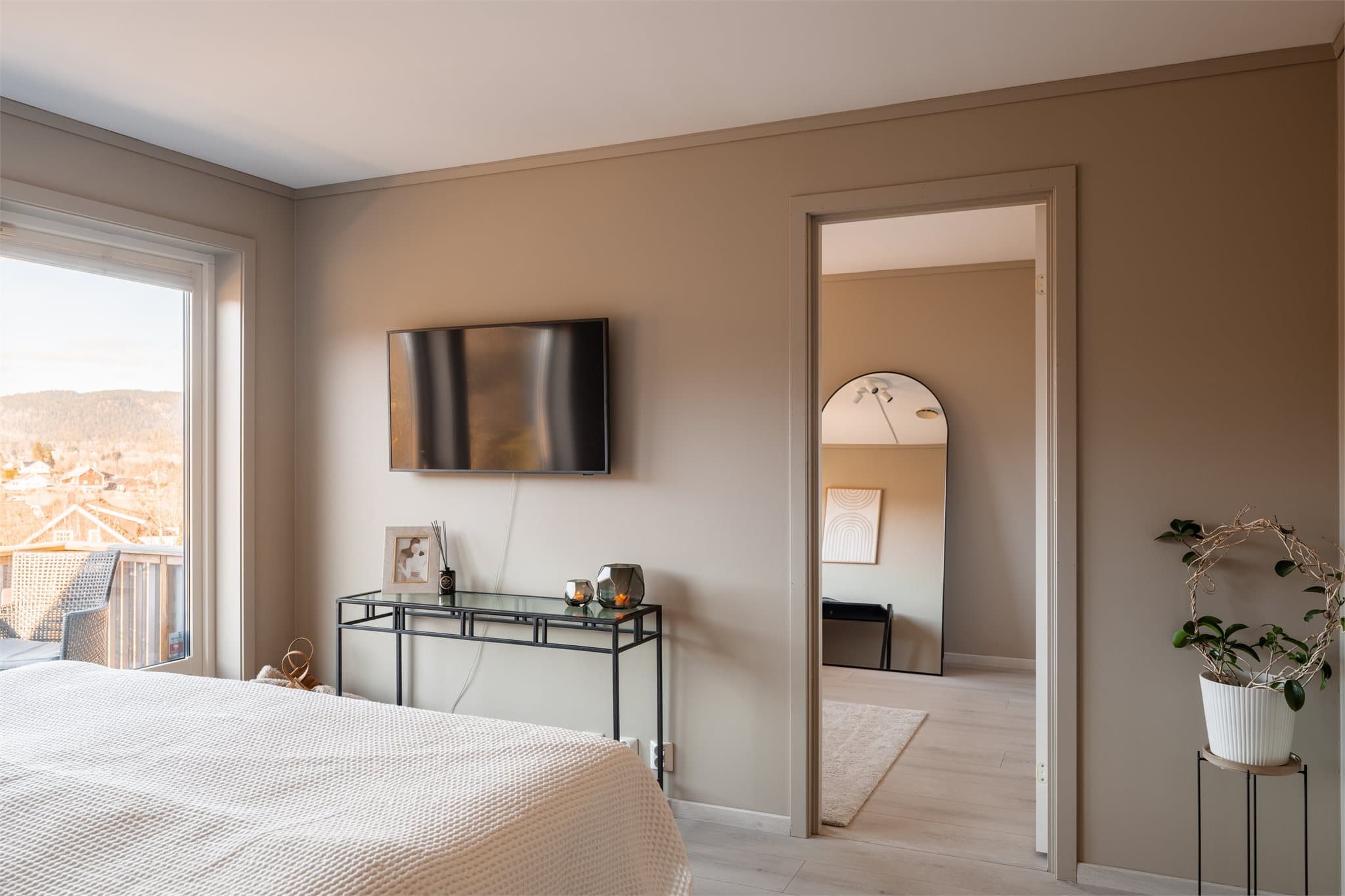 Hovedsoverommet har adkomst til et av de andre soverommene som i dag brukes som kontor.