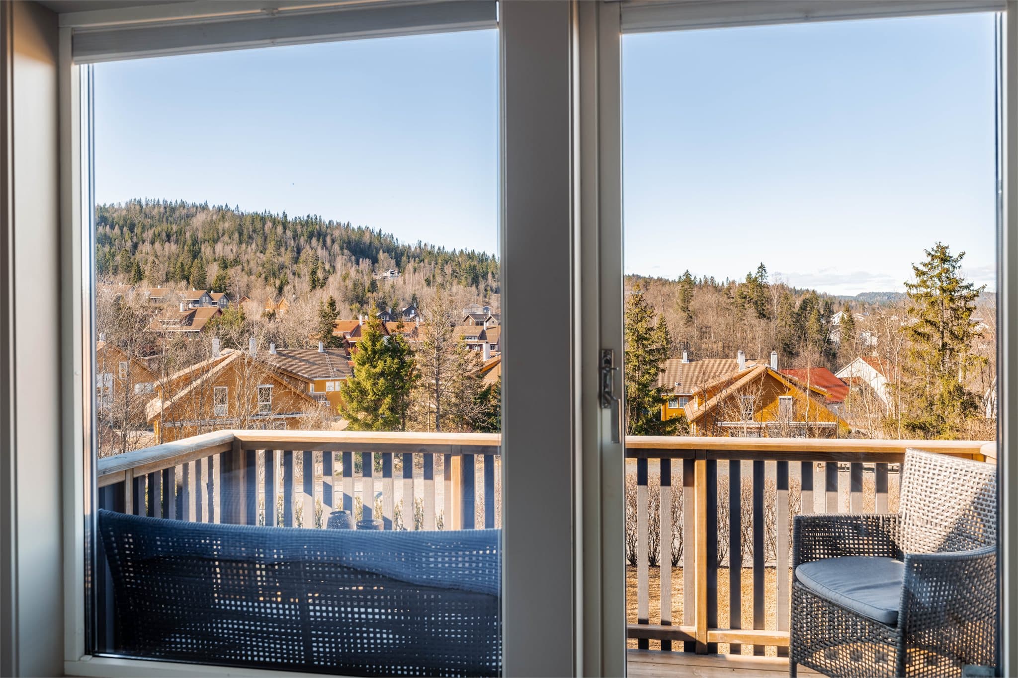 Balkongen utenfor hovedsoverommet er en fin plass å nyte utsikten over nærområdet.