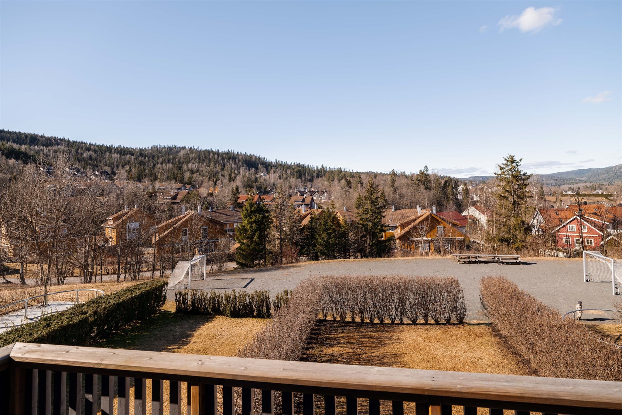 Utsikt mot lekeplass og grøntområder, som understreker de trygge og familievennlige omgivelsene.