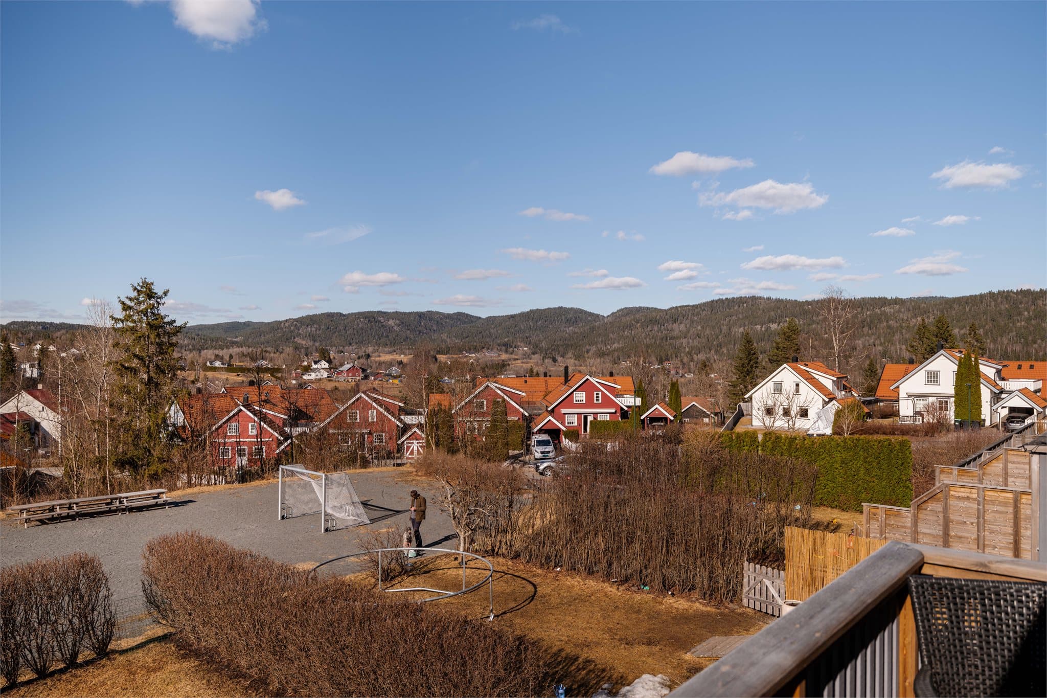 Boligen ligger høyt og fritt til med umiddelbar nærhet til flotte turmuligheter i Bærumsmarka.