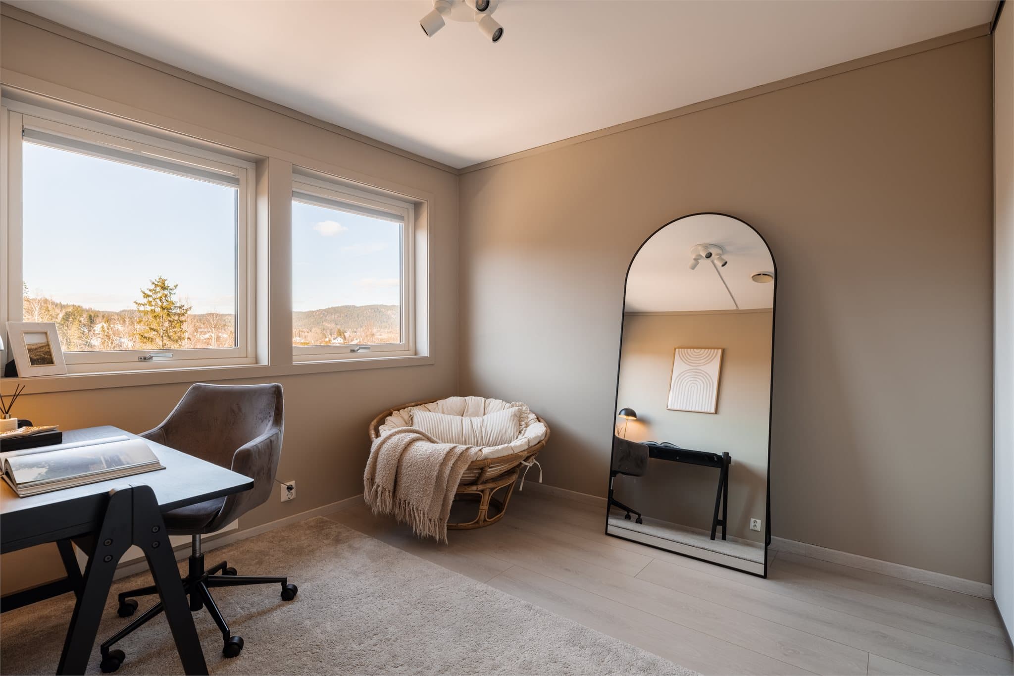 Rommet er av god størrelse og har en romslig skyvedørsgarderobe.