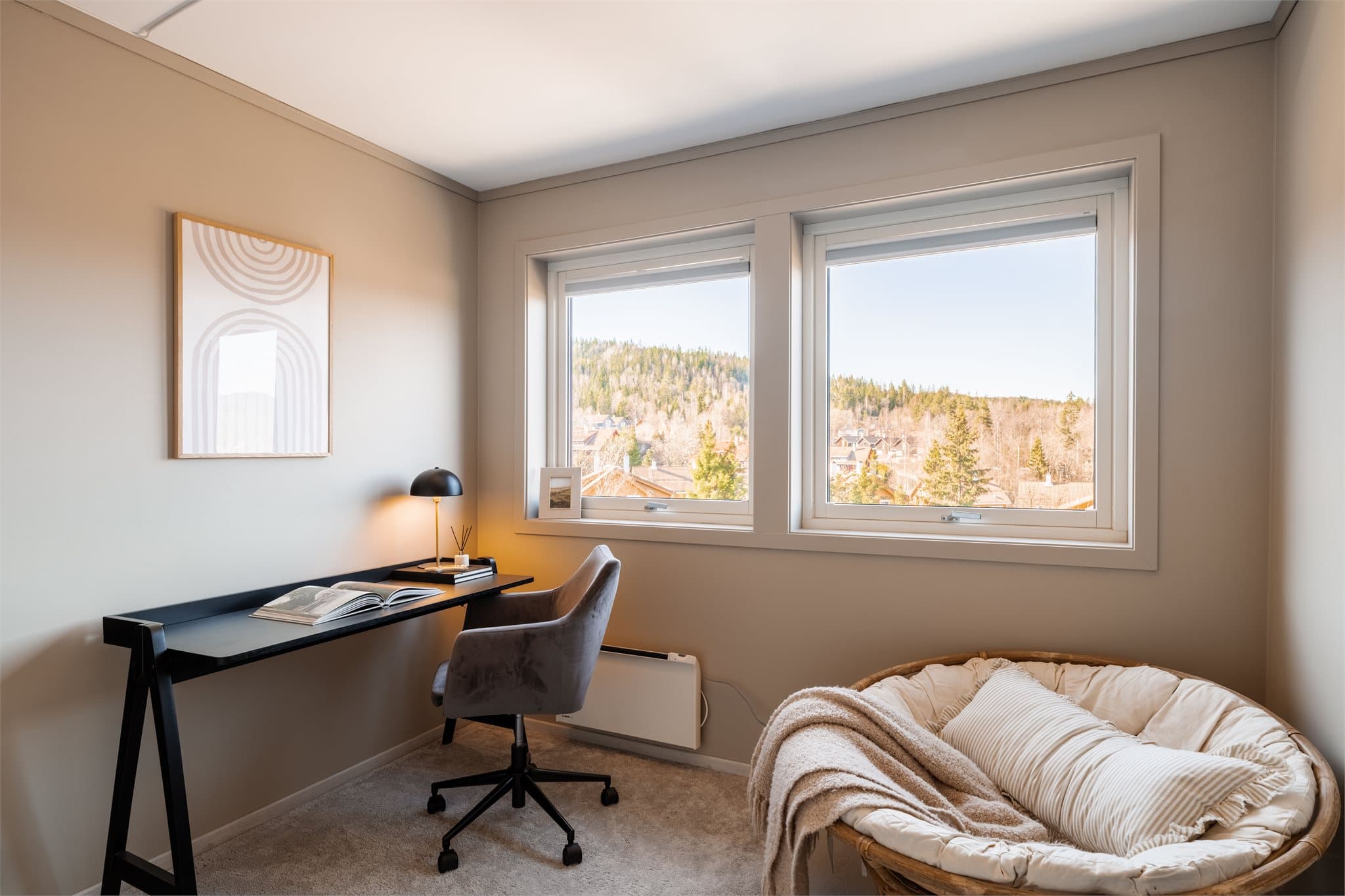 Rommet fungerer utmerket som hjemmekontor med en fin utsikt.