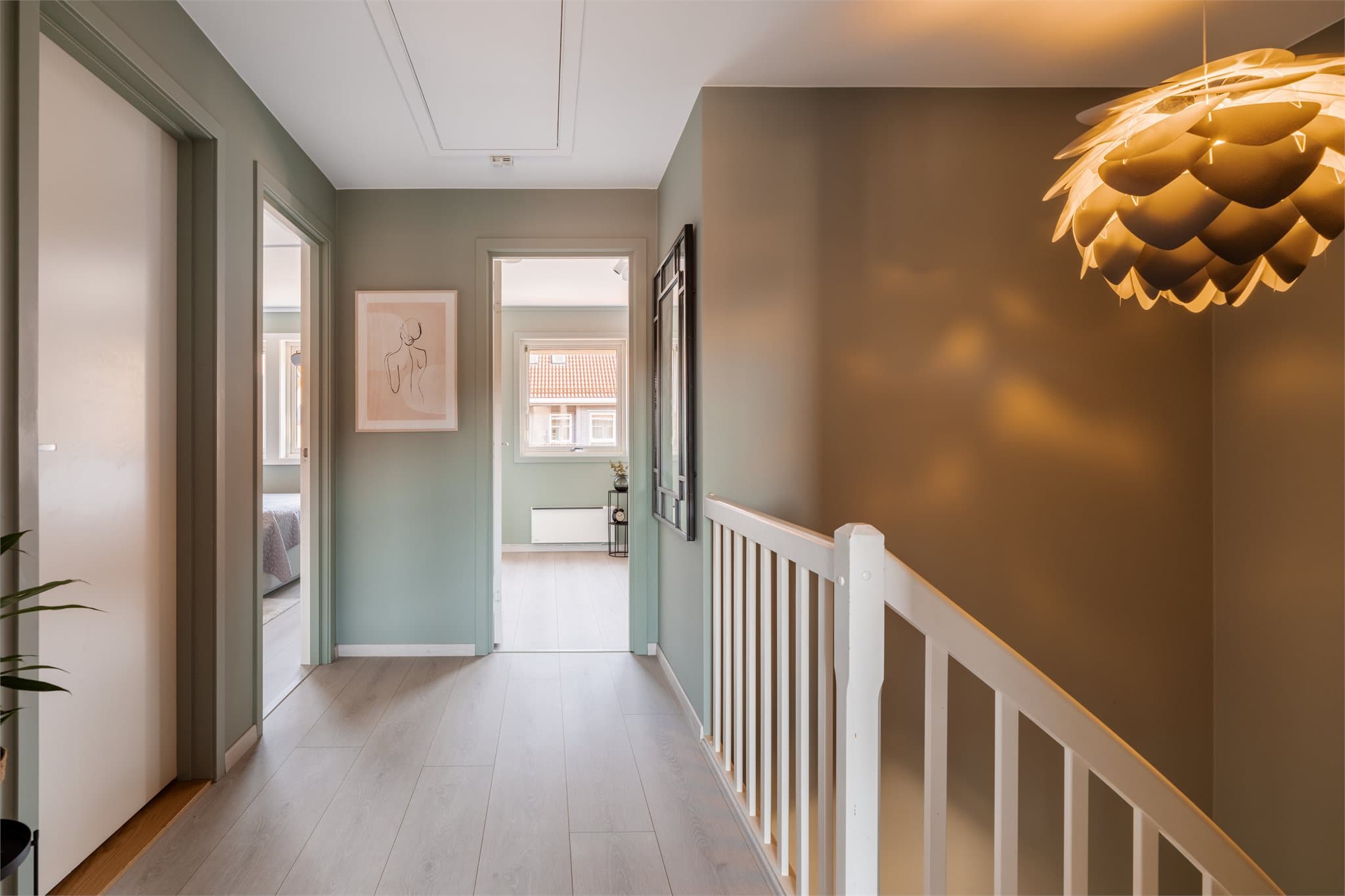 Gangen i andre etasje binder soverommene og badet sammen. I taket er det luke til et lagringsloft.