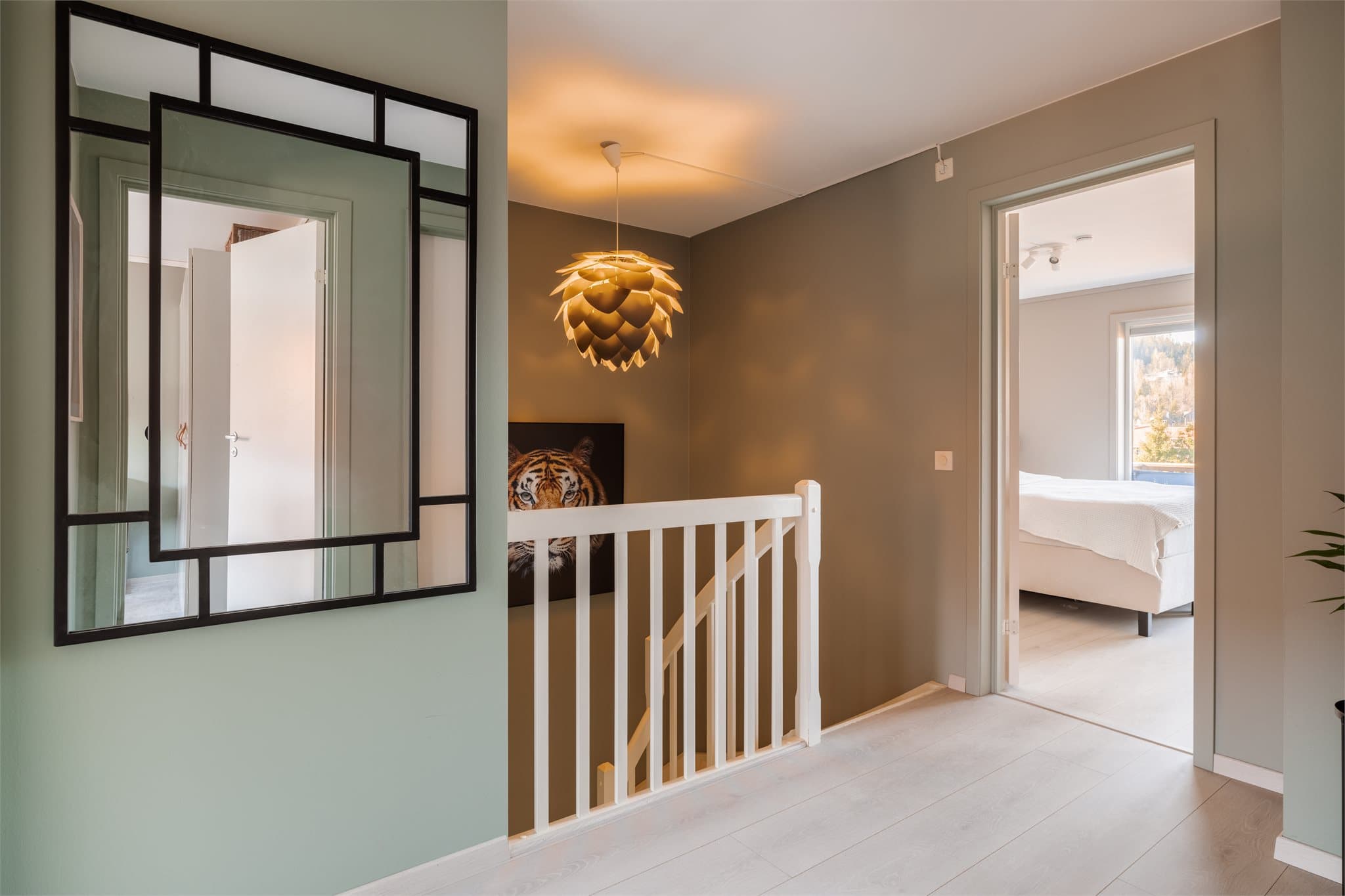 Gjennomgående laminatgulv fra 2021 i hele andre etasje, med unntak av badet.