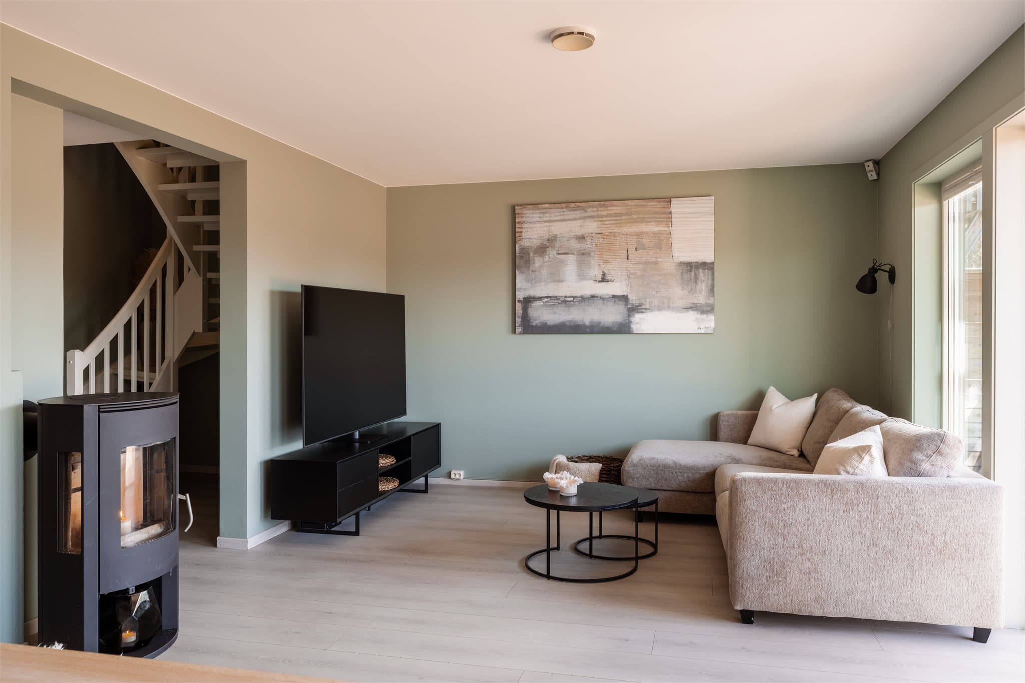 Rommet har en takhøyde på 2,40 meter og balansert ventilasjon.