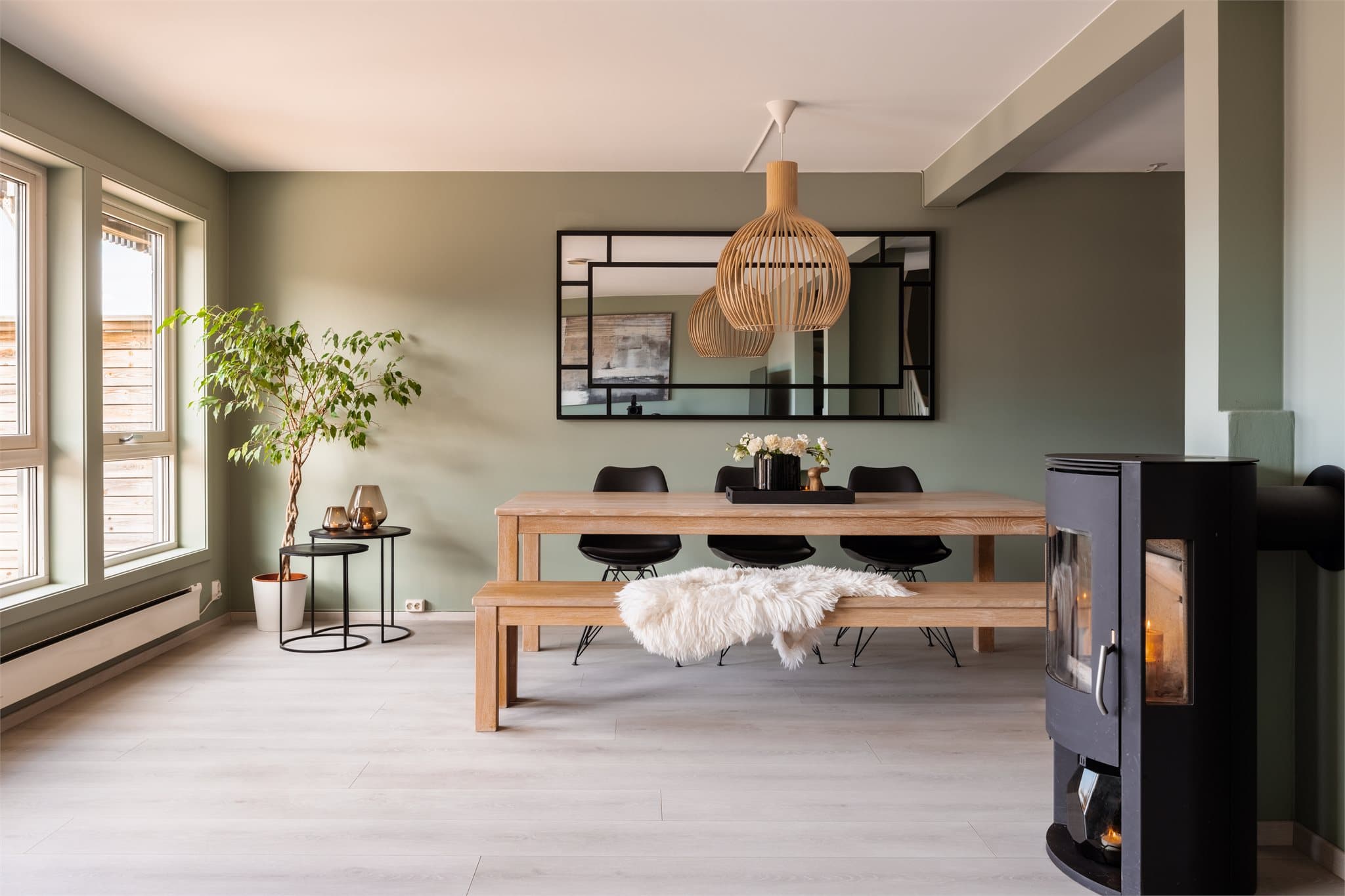 Gjennomgående laminatgulv fra 2021 binder sammen oppholdsrommene i første etasje.