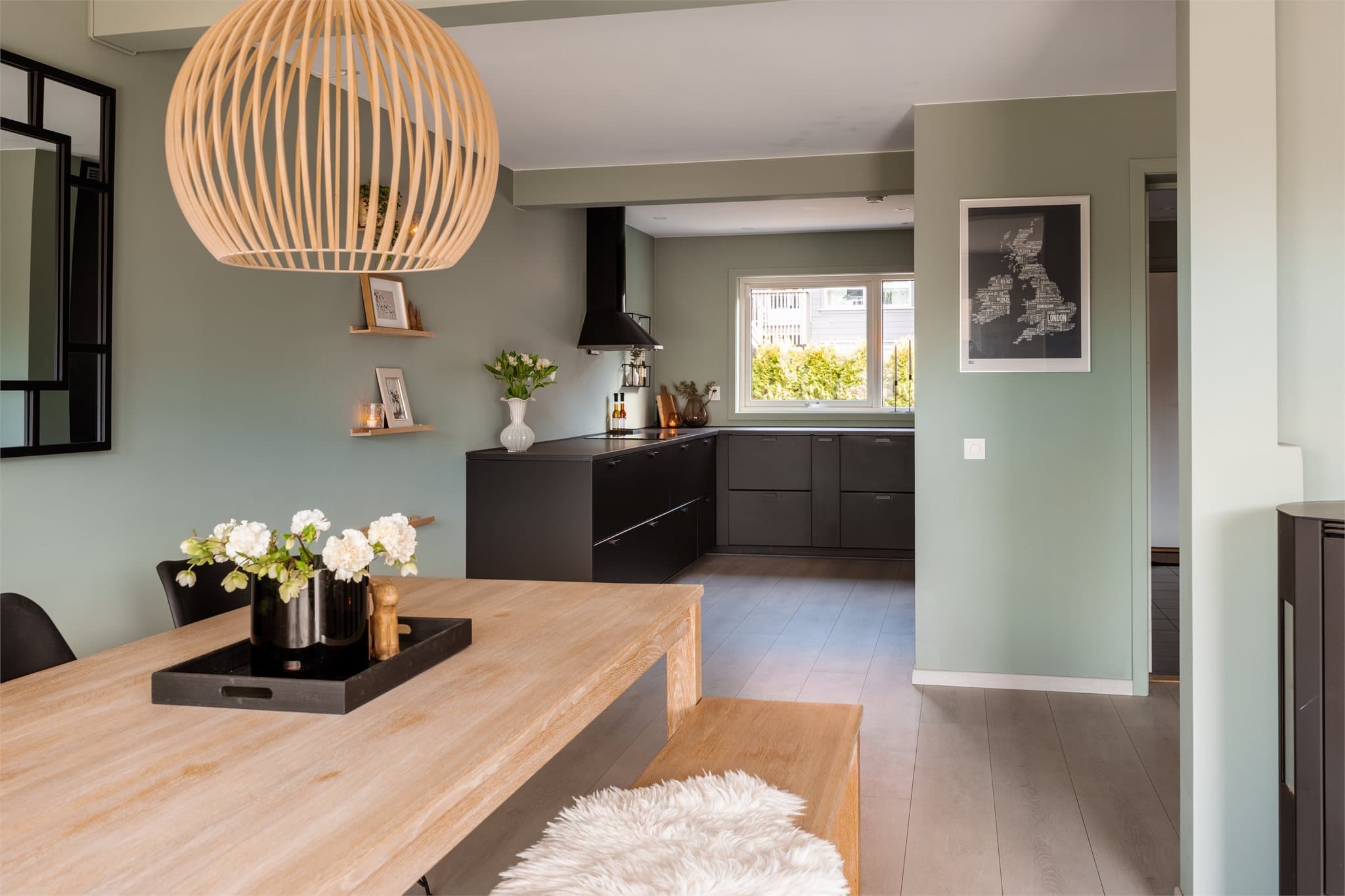 Kjøkkenet ble installert i 2019 og har et moderne uttrykk med mørke, glatte fronter.