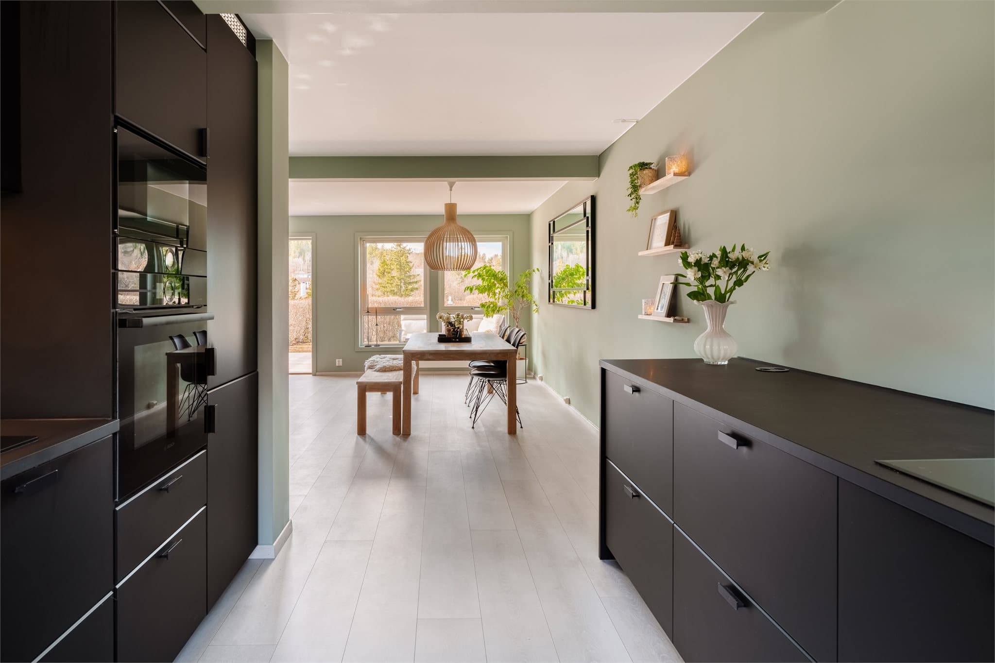 Kjøkkenet er i delvis åpen løsning mot stuen, noe som gjør det enkelt å være sosial under matlagingen.