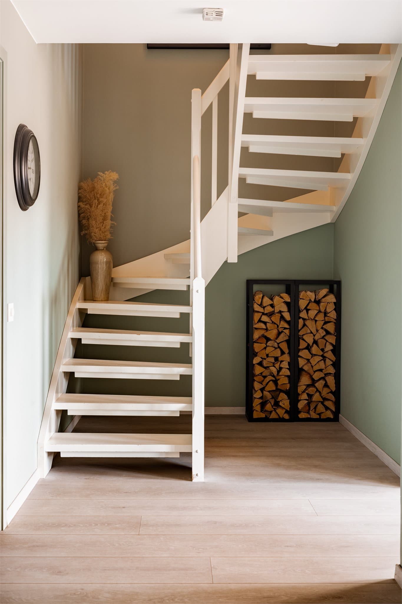 Trappen forbinder de to hovedetasjene.