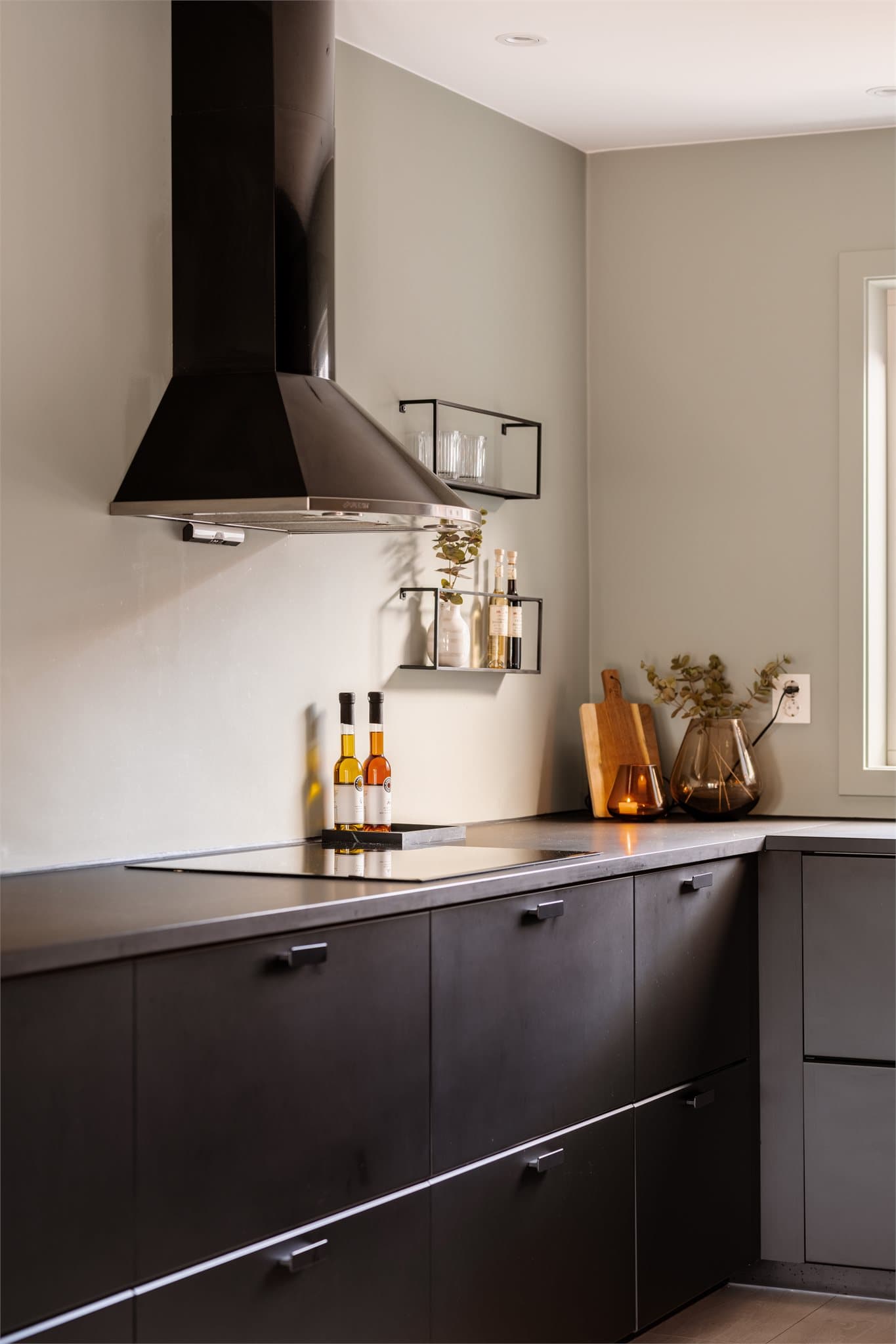 Kjøkkenet er utstyrt med komfyrvakt over platetoppen og mekanisk avtrekk til friluft.