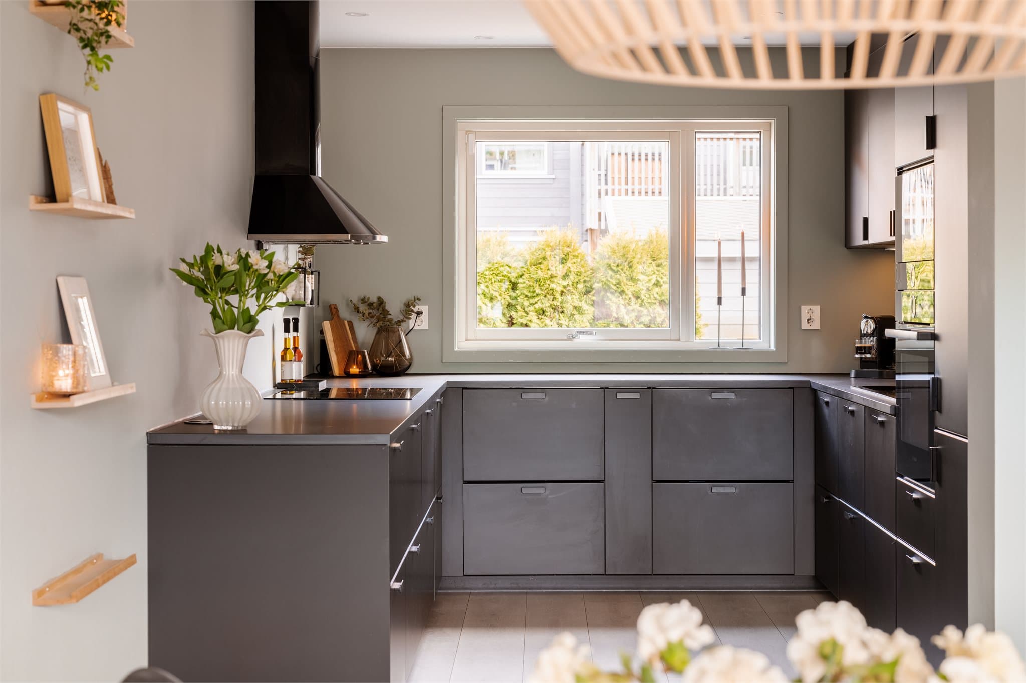 Den smarte U-formen gir en effektiv og sosial arbeidssone på kjøkkenet.