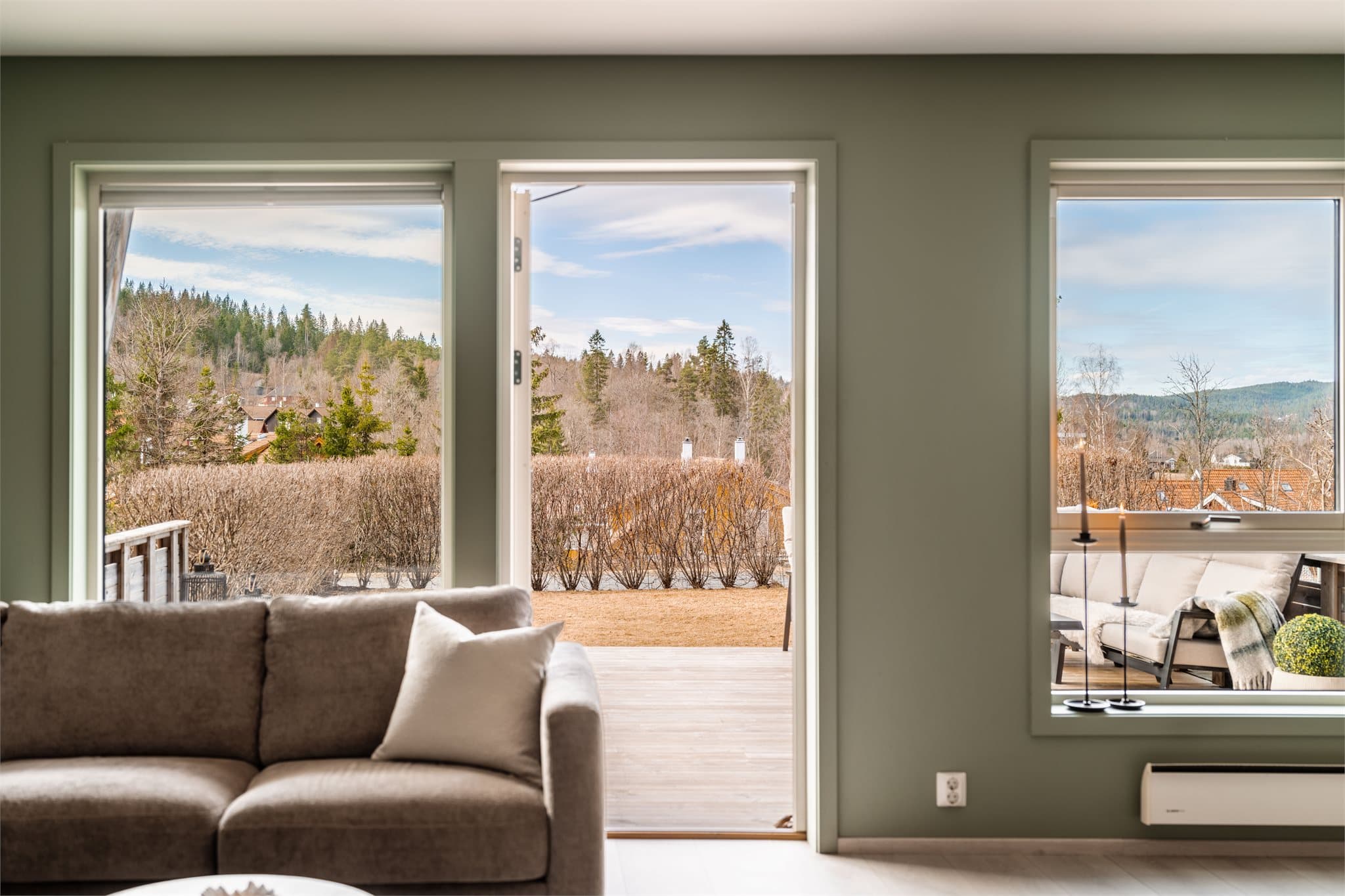 Fra stuen åpner boligen seg mot hagen og den store markterrassen på ca. 39 m².