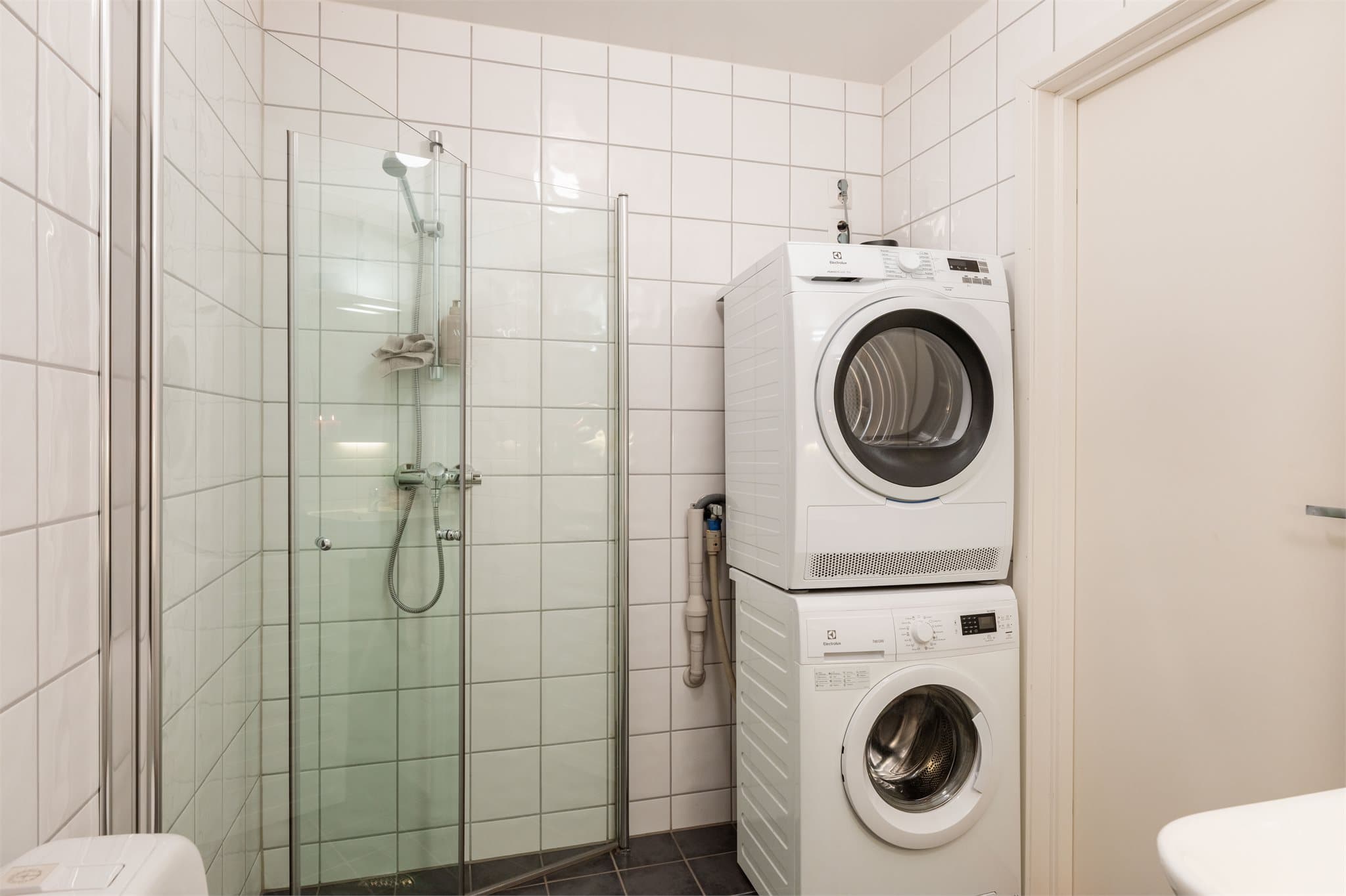 Baderom i første etasje er romslig og har tilgang til innvendig bod. Varmekabler i gulvene.