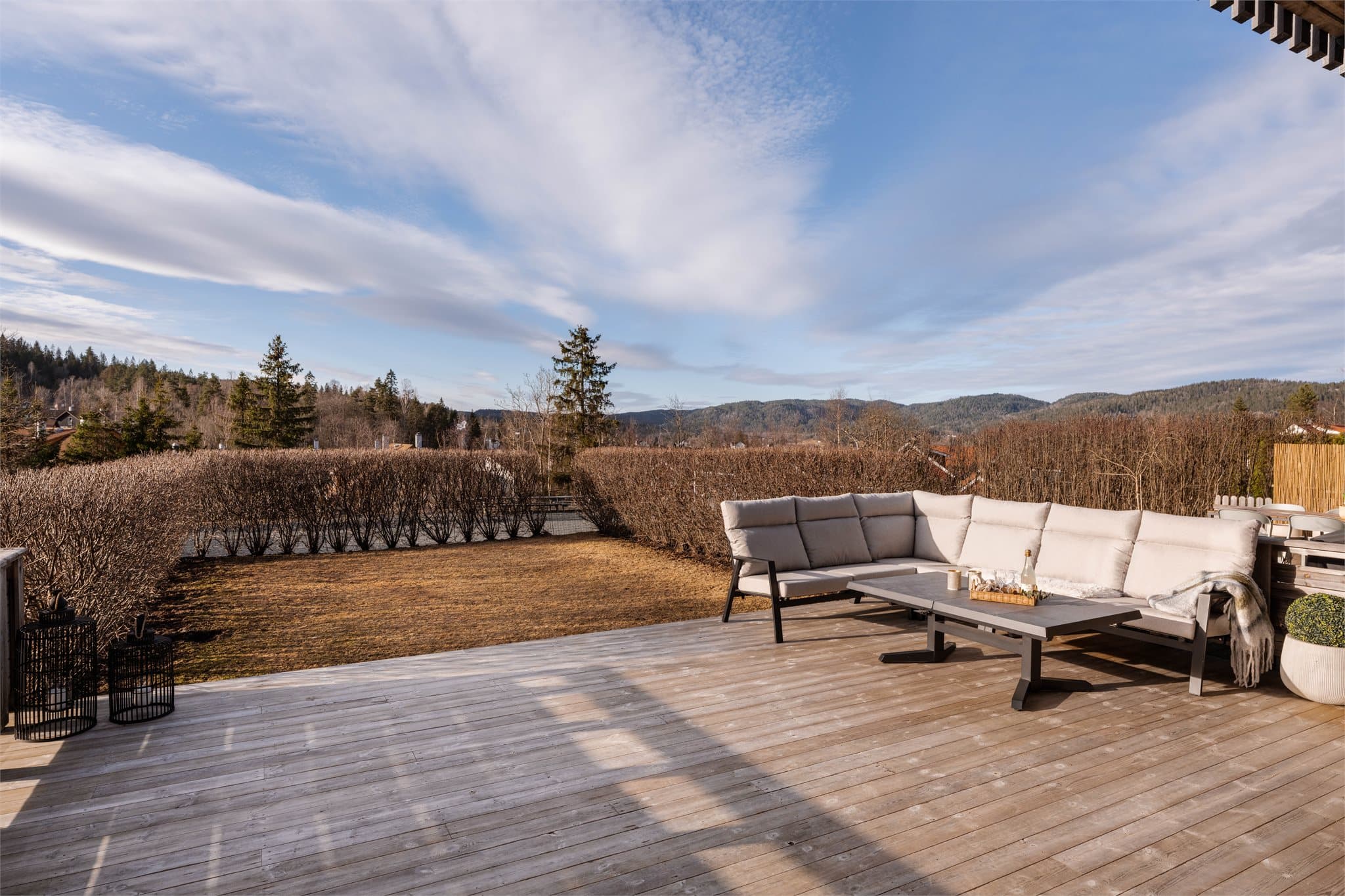 Den store og solrike terrassen har rikelig med plass for både sofagruppe, spisebord og grill. Den private hagen er perfekt for lek og morro og grenser mot fotballbane.