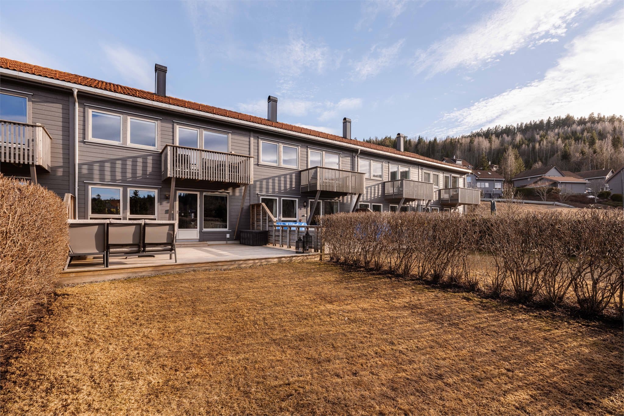 Hagen er pent opparbeidet og grenser mot felles grøntareal. Området er delvis avgrenset med beplantning og hekk, som gir god skjerming.