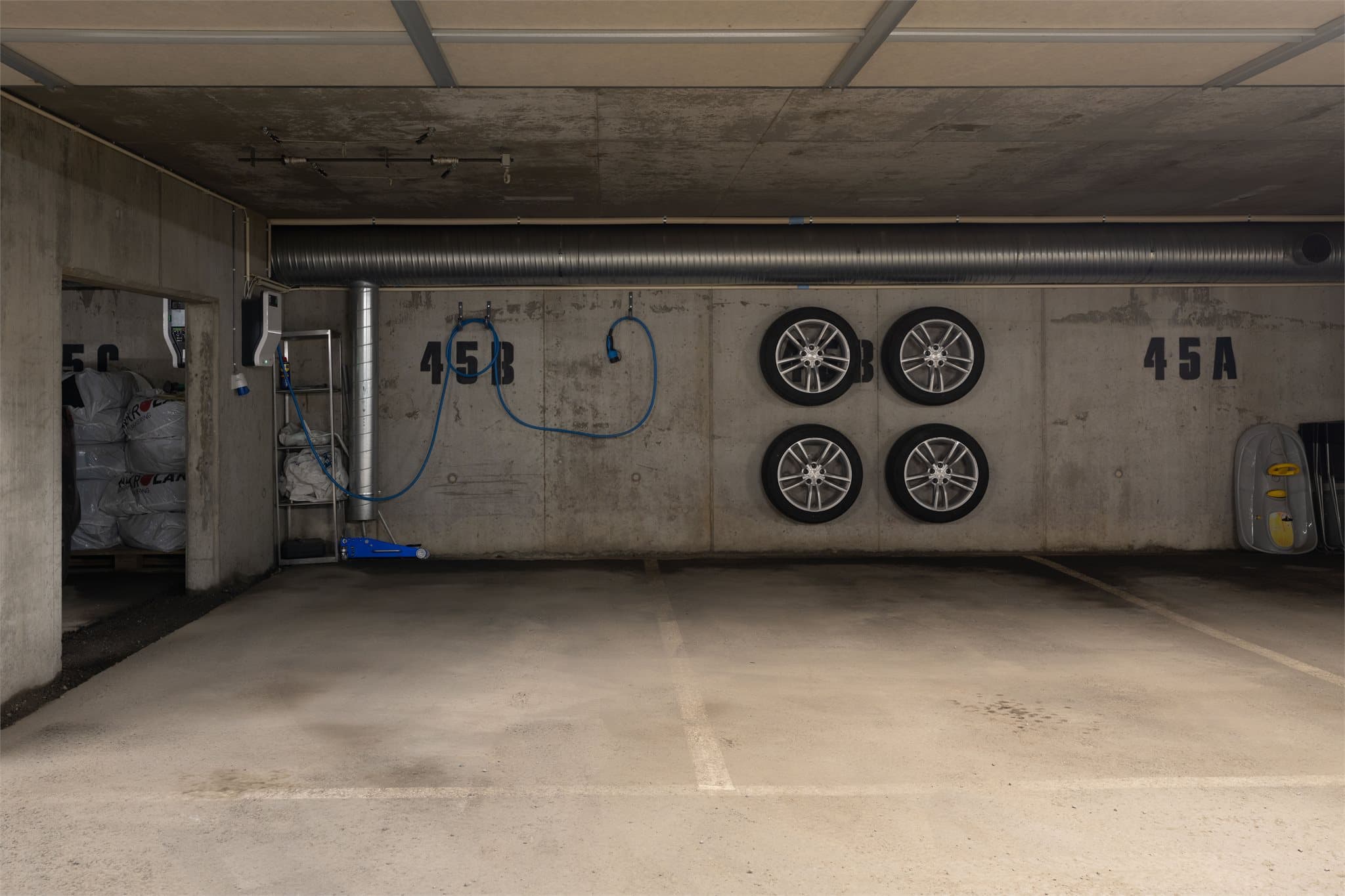 Til boligen hører det med to garasjeplasser i felles garasjekjeller. Én plass har montert elbillader.