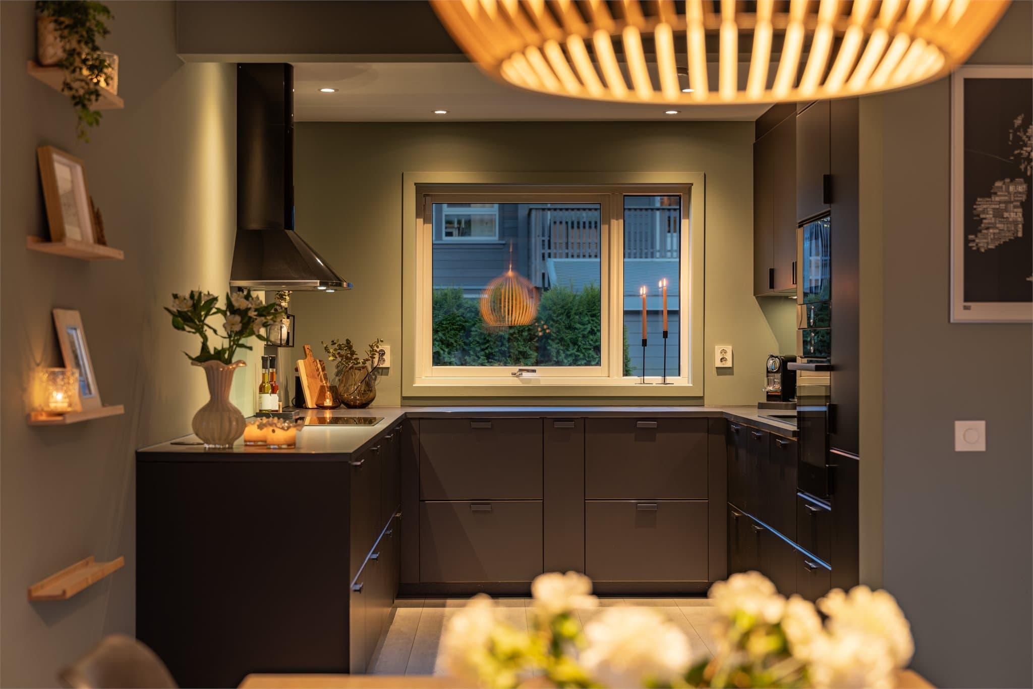 Kjøkkenet ble installert i 2019 og har et moderne uttrykk med mørke, glatte fronter.